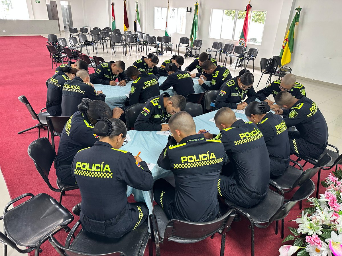 ucevacol's tweet photo. Nuestros estudiantes del programa de Psicología, integrantes del semillero Lenguaje e Identidad Indígena Centro Valle del Cauca, participaron activamente en el taller “Motivación, proyecto de vida y sentido de servicio policial”, desarrollado en colaboración con la Escuela de Policía Simón Bolívar. 👮‍♂️📚

A través de actividades vivenciales, fortalecieron el autoconocimiento, la construcción del proyecto de vida y el sentido de servicio en los futuros policías. 🤝✨

Agradecemos a la institución por abrir este valioso espacio de formación conjunta, que nos permite seguir construyendo puentes entre la academia, la comunidad y el país. 🇨🇴