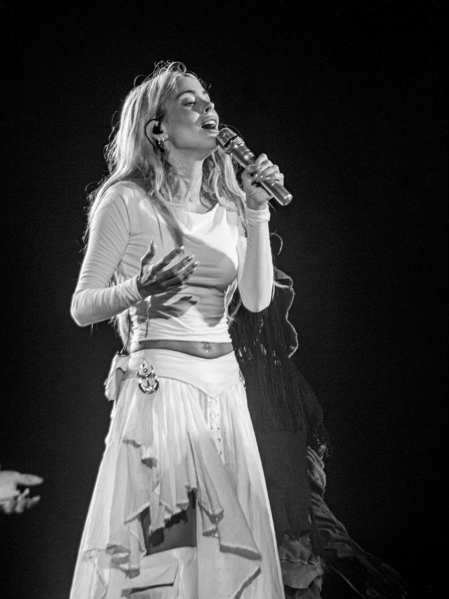 handestoessel's tweet photo. canta entregando el alma 🤍 https://t.co/TWUFCI97Ja