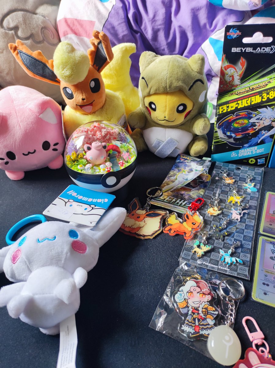 MochipawsVT's tweet photo. Dokomi Ausbeute ~ 
Ich habe mir nicht viel geholt, ich schwöre! 
Meine Community ist beim M&amp;G komplett ausgerastet xD 
Danke für dieses wunderschöne Wochenende, danke an jede einzelne Person! <3 
Ich hoffe eure Dokomi war auch absoluter banger~ 
Freue mich aufs nächste Jahr! <3 https://t.co/9sWpDc9CXF