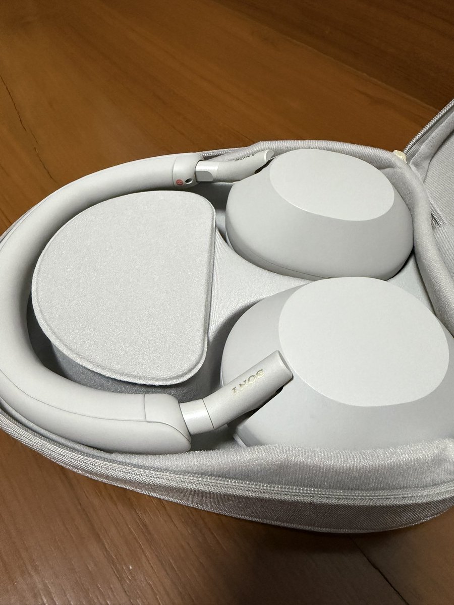 imyourdaisee's tweet photo. ส่งต่อ หูฟัง Sony WH-1000XM5 
มีระบบ noise cancelling
ซื้อมาลองค่ะ ใช้ฟังเพลงเสียงเต็มระบบ
ราคา 7000 รวมส่ง 
ใหม่มาก สภาพ 98% ไม่มีรอยขีดข่วน
รูปเพิ่มเติมในเม้น
#ส่งต่อหูฟัง #ส่งต่อsony #sony https://t.co/81yXx2kUmY