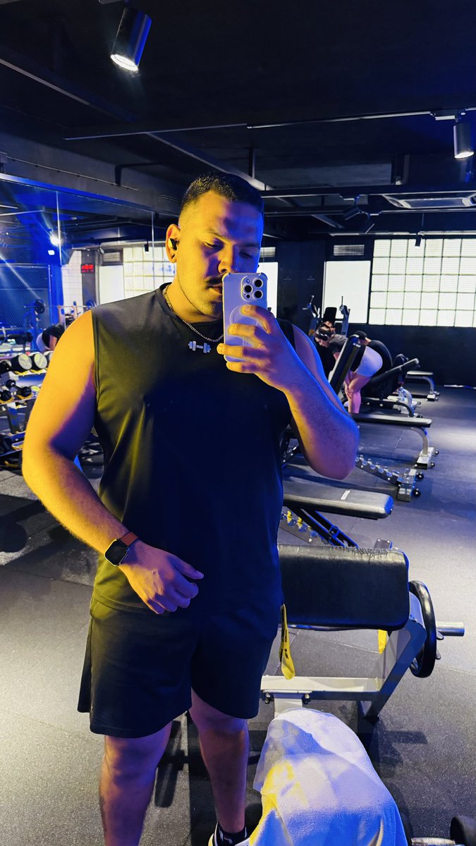100Neves's tweet photo. Mais hm dia tentando transformar 1.88 de corpo em puro músculo haha https://t.co/BAd4pUPnkR