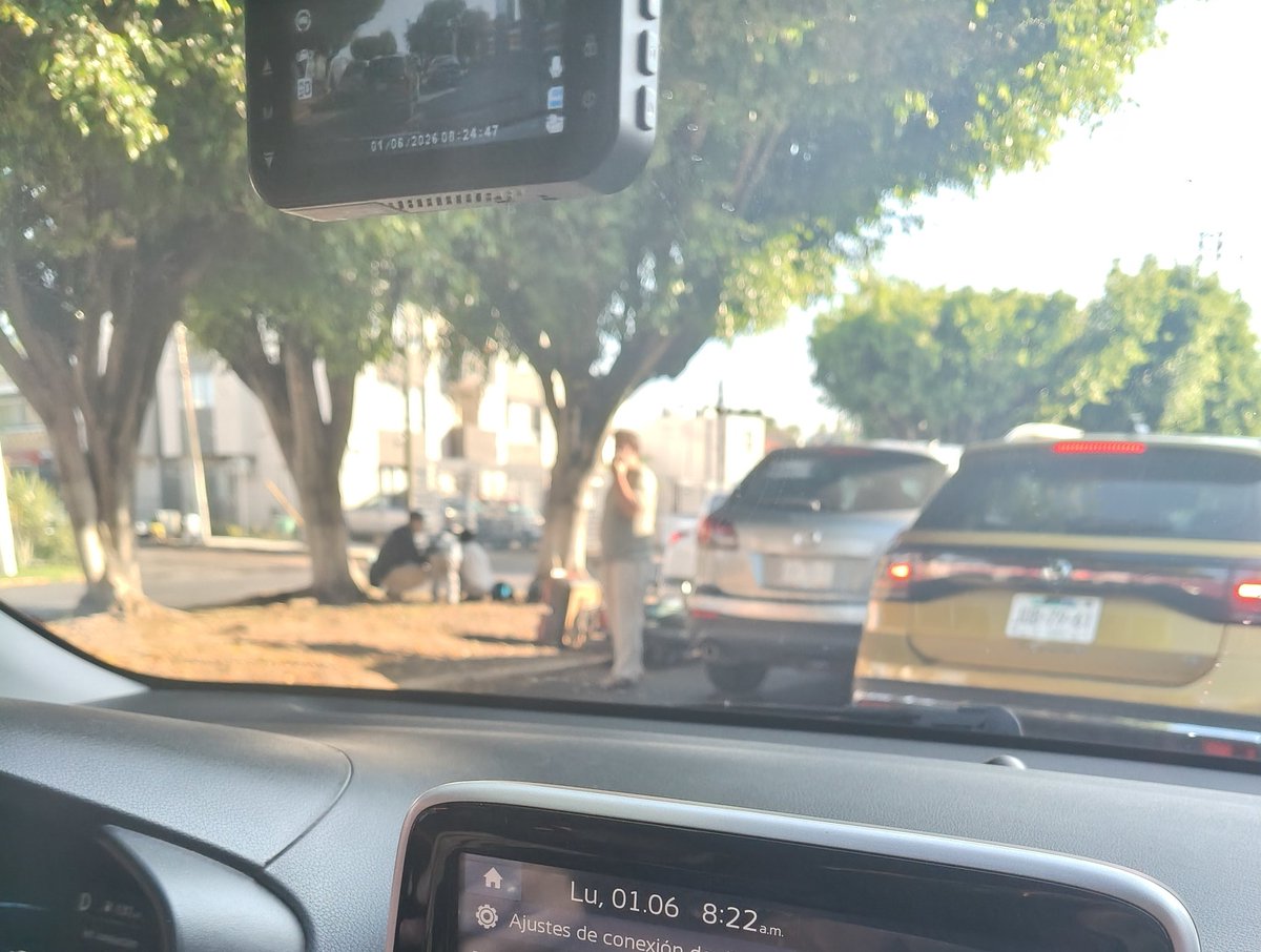 yolih17's tweet photo. @zona3noticias @Trafico_ZMG Accidente entreoto y camioneta, no sé si requiera @CruzRojaJalisco ambulancia
 Estén Clouthier,antes de pasar el nodo hacia Av. México, carril izq y en el derecho cerrado por poda de árboles. https://t.co/VKrLw50dtO