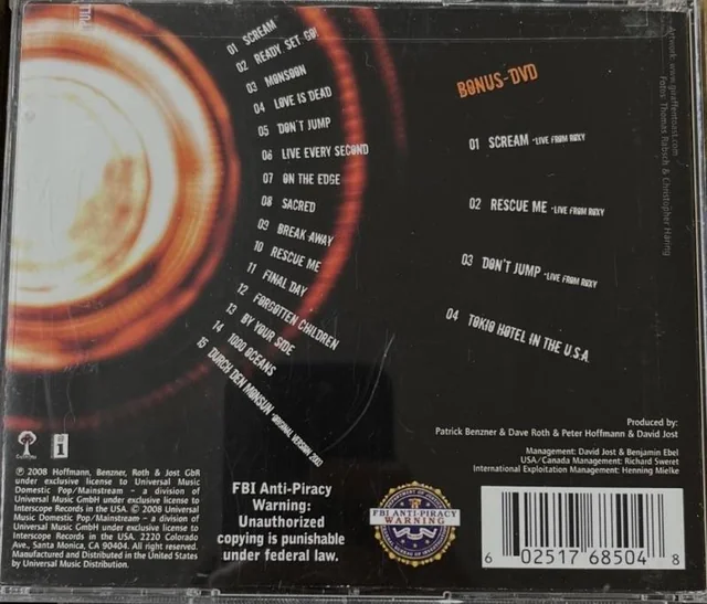 TokioHotelBR's tweet photo. 📢 FELIZ ANIVERSÁRIO SCREAM!

Há 19 anos, foi lançado o primeiro álbum em inglês do Tokio Hotel, SCREAM!

O Scream traz versões em inglês de músicas dos álbuns "Schrei" e "Zimmer 483", e foi um dos responsáveis por impulsionar o nome do Tokio Hotel para além das fronteiras europeias.

O álbum conta com os maiores sucessos da banda principalmente nas Américas como: Monsoon; Ready, Set, Go!; Don't Jump e Scream!

Além disso, na Alemanha, o álbum foi lançado sob o nome de "Room 483", fazendo referência às músicas traduzidas do "Zimmer 483"

Qual sua música favorita desse hinário?