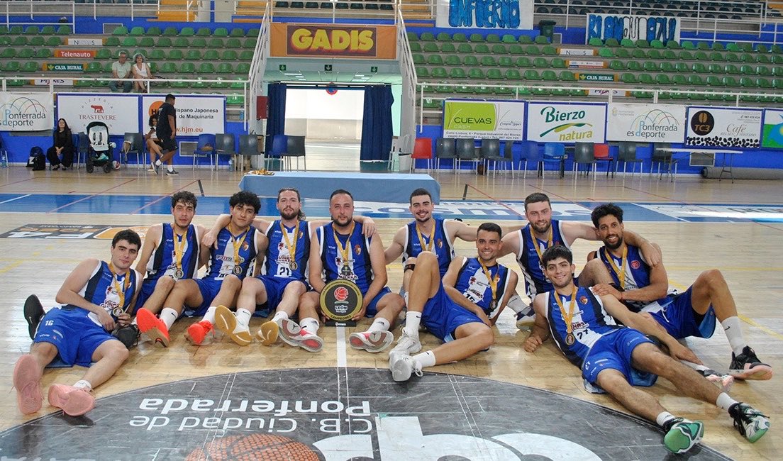 baloncestoSDP's tweet photo. 🏀 El ULE Bodegas Guerra SDP recupera el trono provincial

📰 El conjunto universitario se proclamó campeón después de vencer (77-73) al último campeón, Villacelama, en la gran final por el título

🔗👉 https://t.co/qB7Kjvw5oW

#25AñosCDP #SomosSDP https://t.co/OaQmbo6KKm
