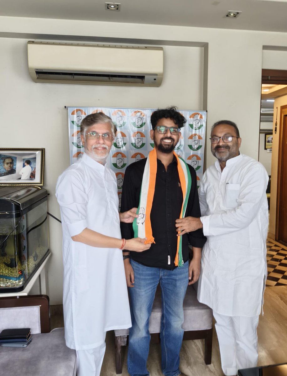 AjayLalluINC's tweet photo. अतिपिछड़ा समाज से आने वाले युवा नेता श्री विजय कुमार पाल जी ने कांग्रेस की सदस्यता ग्रहण की। अतिपिछड़ा मुद्दों पर मुखर आवाज, विजय कुमार पाल अभी जेएनयू में रिसर्च स्कॉलर हैं एवं समाजवादी छात्र सभा के राष्ट्रीय उपाध्यक्ष भी रह चुके हैं।

श्री @RahulGandhi जी के नेतृत्व में कांग्रेस पार्टी न्याय और संविधान बचाने की जो लड़ाई लड़ रही है, हमें पूरा भरोसा है कि वो उस मुहिम को मजबूती से आगे बढ़ाएंगे।

बहुत बहुत शुभकामनाएं!