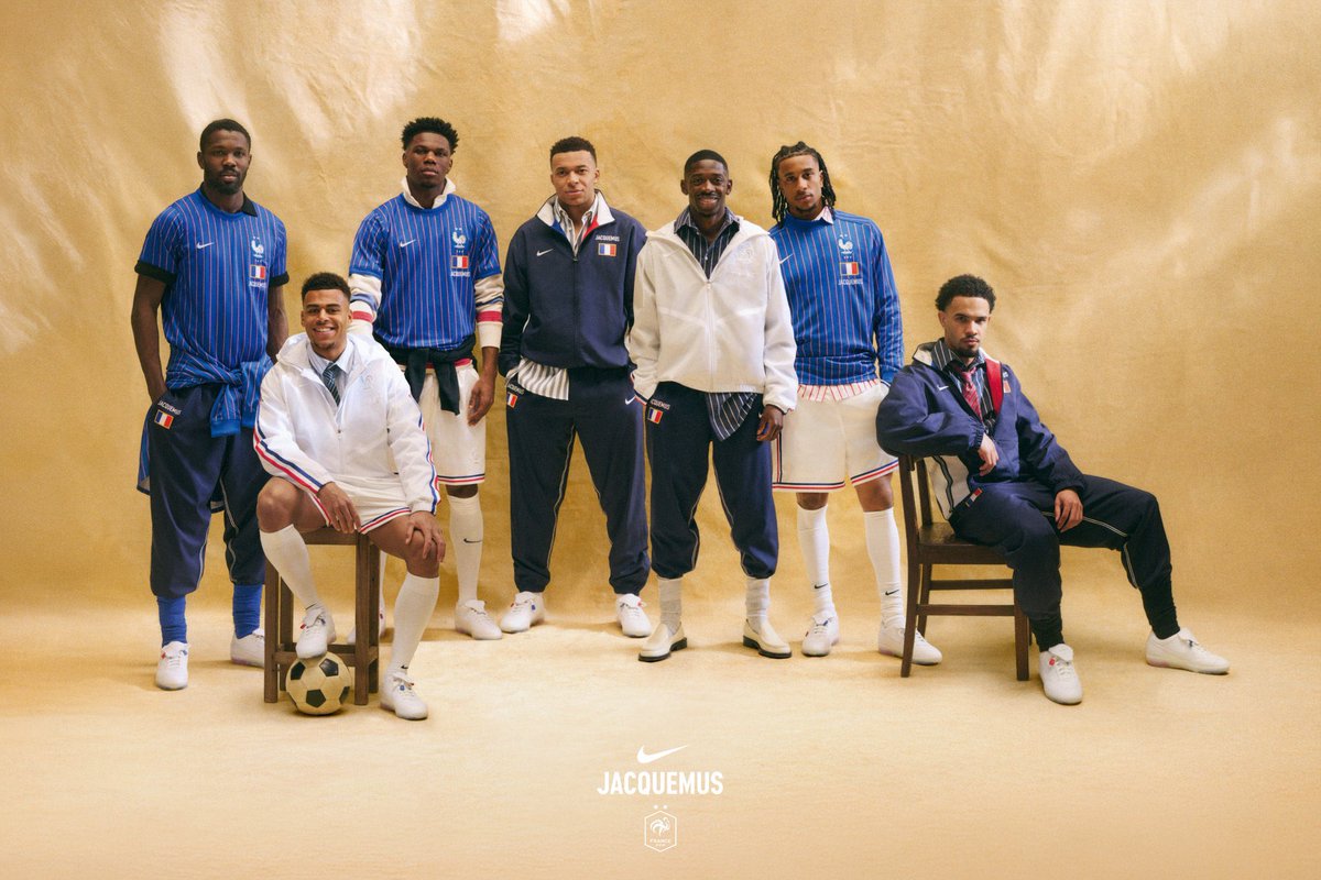 _BeFootball's tweet photo. 🚨 OFFICIEL ! JACQUEMUS SORT UNE COLLAB AVEC L’ÉQUIPE DE FRANCE ! ⭐️⭐️🇫🇷

Le flow des joueurs est juste incroyable. 😍

L’ÉLÉGANCE A LA FRANÇAISE. 💫💙 https://t.co/r05ys4ZysJ
