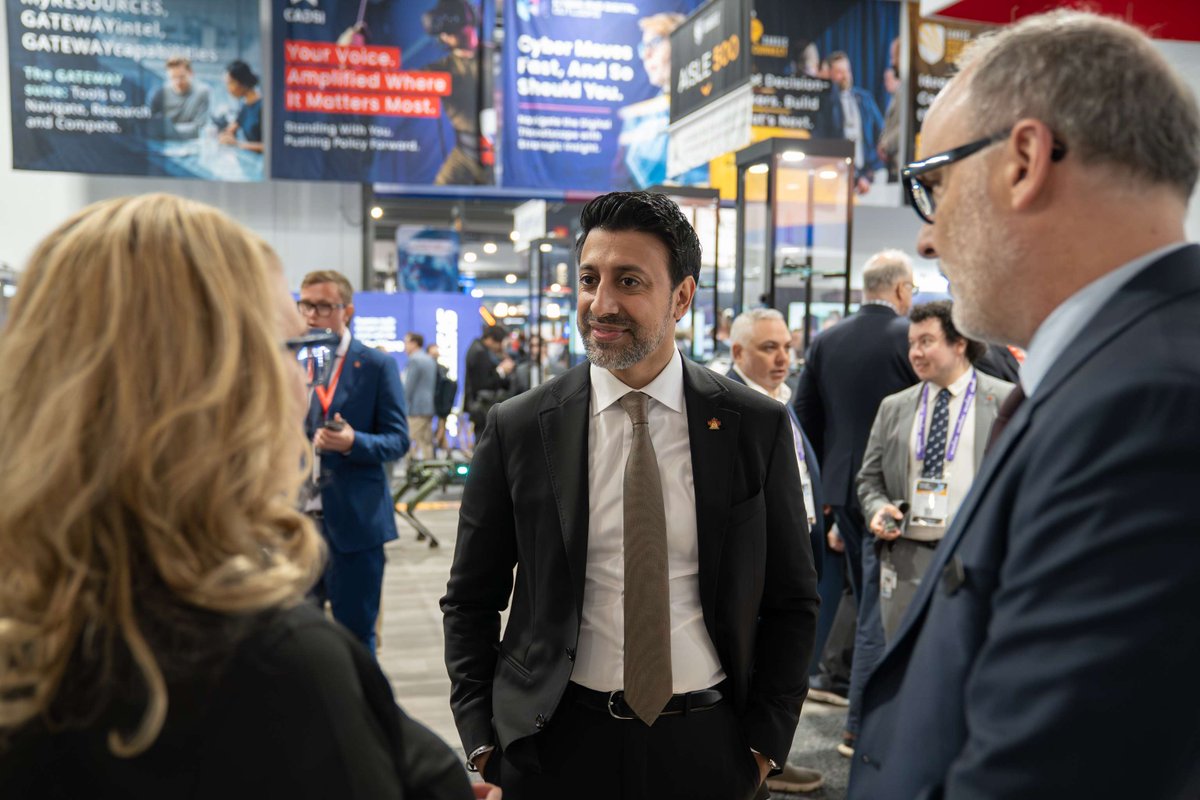 CommerceCanada's tweet photo. Le ministre Sidhu a parcouru les allées animées du salon #CANSEC2026, où il a échangé avec des représentants d’@EntreprisesCan qui sont à l’origine des efforts déployés par le Canada pour augmenter ses exportations dans le secteur de la défense de 50 % d’ici 2035. https://t.co/J56gPStZ1V