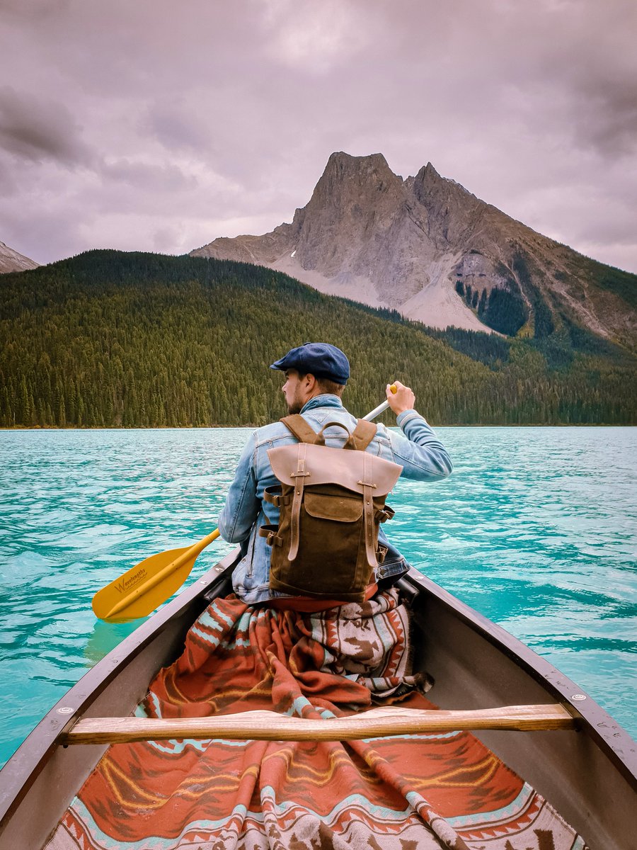 Canada's tweet photo. Get moving by exploring the great Canadian outdoors! There are countless ways to stay active like paddling, playing team sports, exploring Canada’s many trails, and more! What is your favourite way to get moving in Canada?🏃🚵🏄 #FitnessDay https://t.co/GCRn1DUBDd