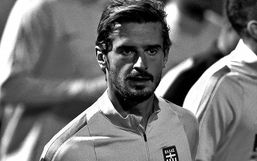 Magician_Zastro's tweet photo. Κοκκαλώνεις ρε γαμώτο. Είναι από εκείνες τις παγωμένες στιγμές που η οθόνη του κινητού σκοτεινιάζει από μόνη της, που σταματάει ο χρόνος κι αναρωτιέσαι αυθόρμητα και με απύθμενη οργή τι διάολο γίνεται.

Διαβάζω την αδιανόητη είδηση για το Μάριο Οικονόμου και νιώθω το μούδιασμα, έναν βαρύ κόμπο στο στομάχι, το "κρίμα" και το "γιατί" για έναν τόσο νέο άνθρωπο. Πάλευε απ' το προπερασμένο Σάββατο στην εντατική. Τροχαίο με τη μηχανή. Με εγκατάλειψη κιόλας. 

Απανωτές κακές ειδήσεις για νέους ανθρώπους. Ένα σκοτεινό, ανελέητο σερί που σε αδειάζει.

Δεν έχω κάτι να πω ή να "προτείνω", ειλικρινά. Μπροστά στο θάνατο, μπροστά σε αυτή την αδιαπραγμάτευτη συνθήκη που κόβει απότομα ζωές στη μέση, κάθε ορθολογισμός καταρρέει. Μένει μονάχα η σιωπή, η πικρία και η αβάσταχτη ελαφρότητα του αναπόδραστου.

Τι να πω πλέον, δεν ξέρω. Στερέψαμε από αντοχές κι από λόγια. Μόνο ένα τεράστιο κρίμα. 

Ειλικρινή συλλυπητήρια στην οικογένεια του ανθρώπου. Ήταν ένα εξαιρετικό παιδί και ένας ποδοσφαιριστής που ξεχώριζε και μέσα και έξω απ' το γήπεδο.

Μέρα που είναι και επιστρέφετε αρκετές και αρκετοί, να προσέχετε στους δρόμους. Το πράγμα γίνεται ολοένα και λιγότερο αντιμετωπίσιμο σε όλα τα επίπεδα.

Μάριος Οικονόμου | 06.10.1992 - 01.06.2026