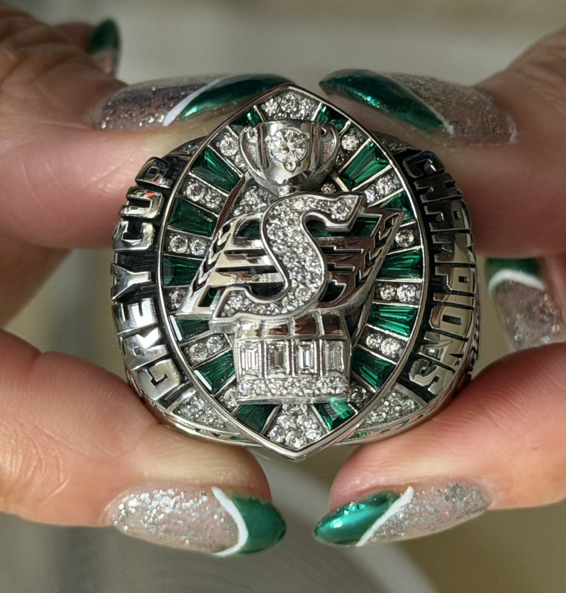 RiderCharm's tweet photo. From dream job to Grey
Cup Champion π... So thankful to be part of the #Riders organization and to wear a Grey Cup Ring with pride ππ... Beyond my wildest dreams!!! #GCChamp
#PinchMeMoment #ItsOurTime @Prairie_Scot https://t.co/HuFACoKW7F