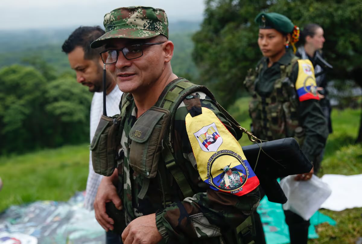 EstePipo's tweet photo. @IvanCepedaCast @FCF_Oficial Y este uso de la bandera si esta permitido? Porq estos bandidos, narcos y asesinos si la usan y no decis nada!  La bandera es de los colombianos no de asesinas nactotraficantes como tus jefes!! https://t.co/fZ4jCVmXvu