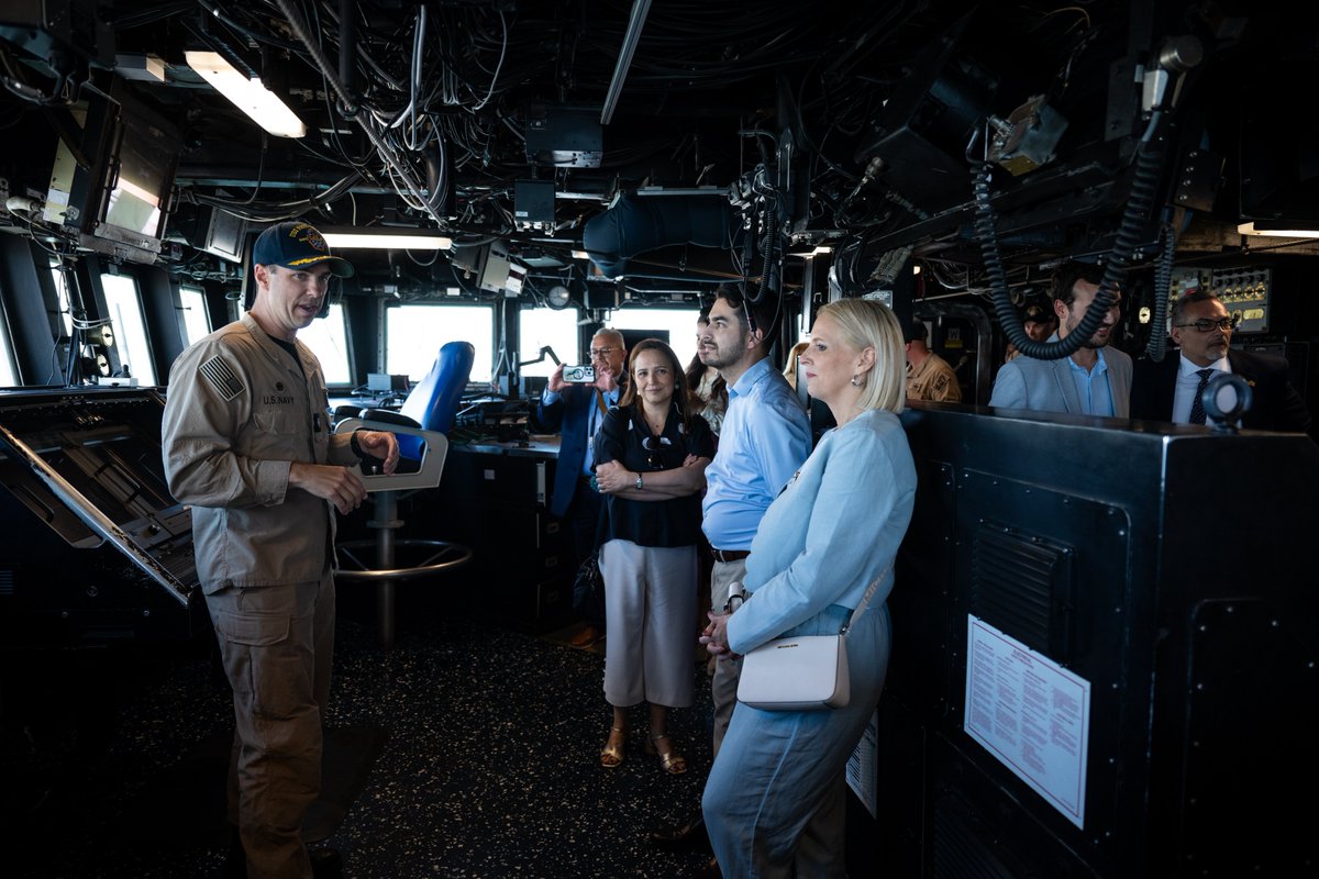 FundConEspEEUU's tweet photo. Los líderes hispanos visitaron el jueves la Base Naval de Rota, una de las principales instalaciones estratégicas para la cooperación en defensa entre España y Estados Unidos, donde pudieron conocer de primera mano su funcionamiento, su relevancia geopolítica y el papel que desempeña en la seguridad y estabilidad del flanco sur de la OTAN.