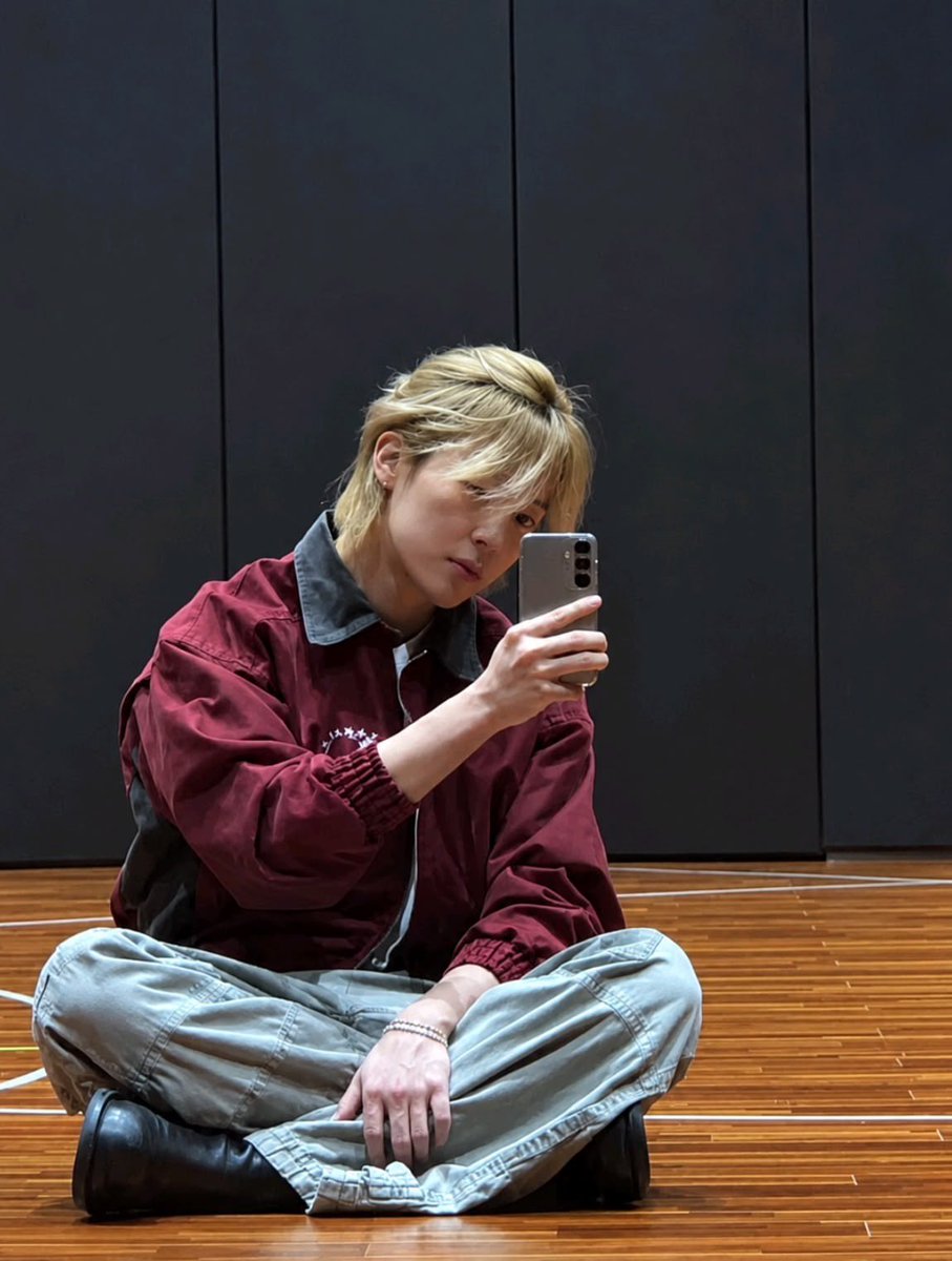 gatinhacalico's tweet photo. jimin me passa o nome da tinta pra ficar melhor na próxima 
#ARSDAY #arsd #ArmySelcaDay https://t.co/j2X7ExCKey