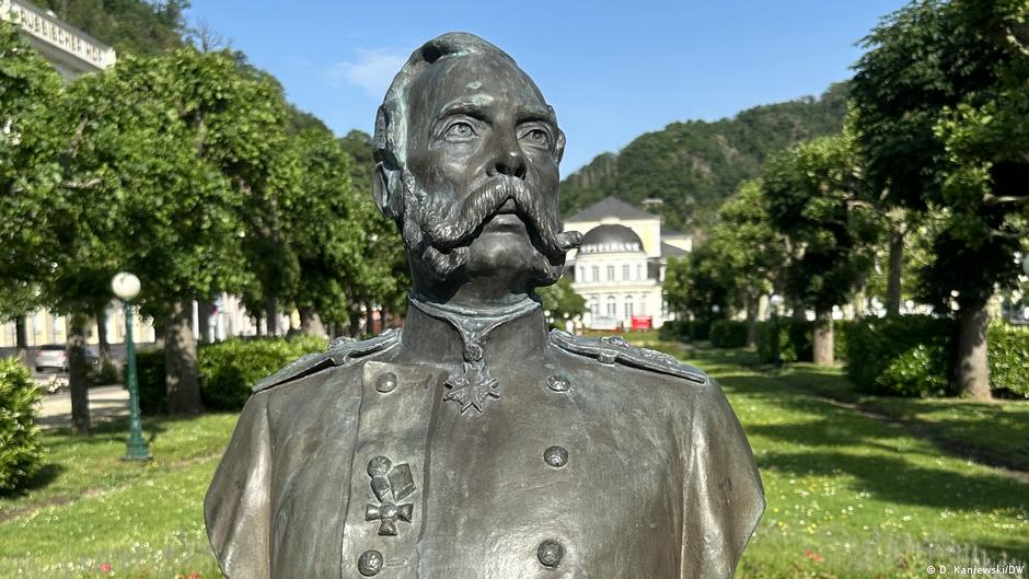 dw_russian's tweet photo. 150 лет назад российский император Александр II запретил украинский язык и подписал секретный Эммский указ. Путин продолжает дело императора, но исход этой борьбы предрешен, говорят участники памятных мероприятий в немецком Бад-Эмсе
https://t.co/ru6dvVDvmH https://t.co/WapoMzUoh0
