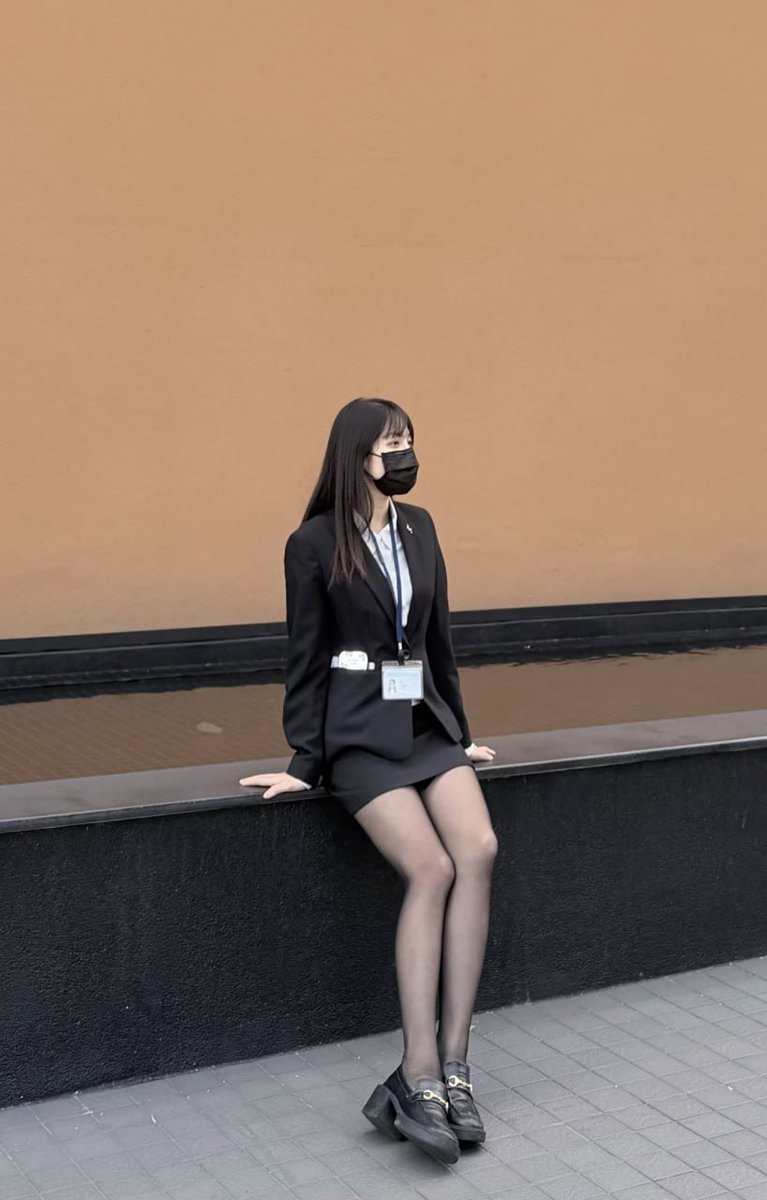 xue429's tweet photo. 叫同事幫忙拍照被要求把腿打開開 
真的很害羞耶
 #台中房仲 https://t.co/ZHPhyORmw1