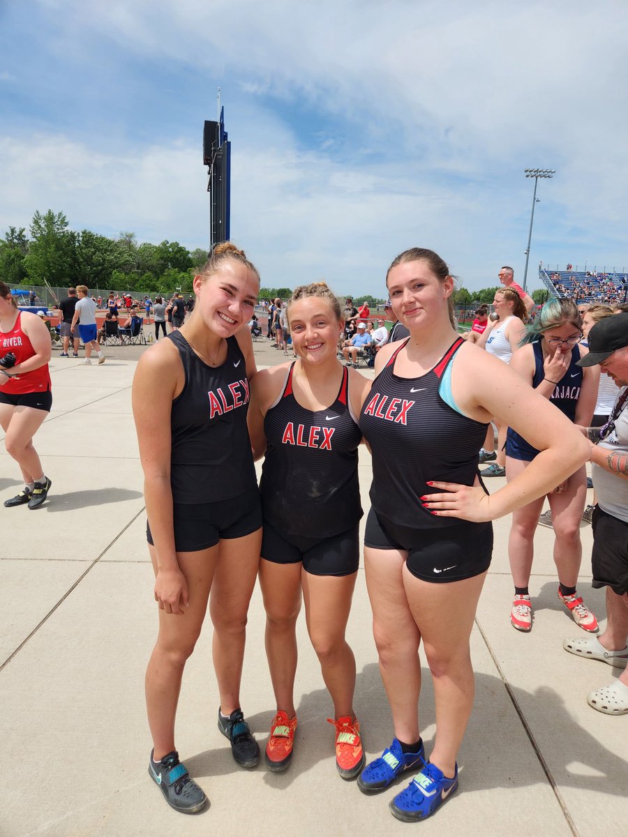 DjRunning21's tweet photo. Great way to end my freshman track season! 7th place for section 8AAA for shot-put, and jumped a pr of 4’10 in high jump. https://t.co/dFBVA7fByb