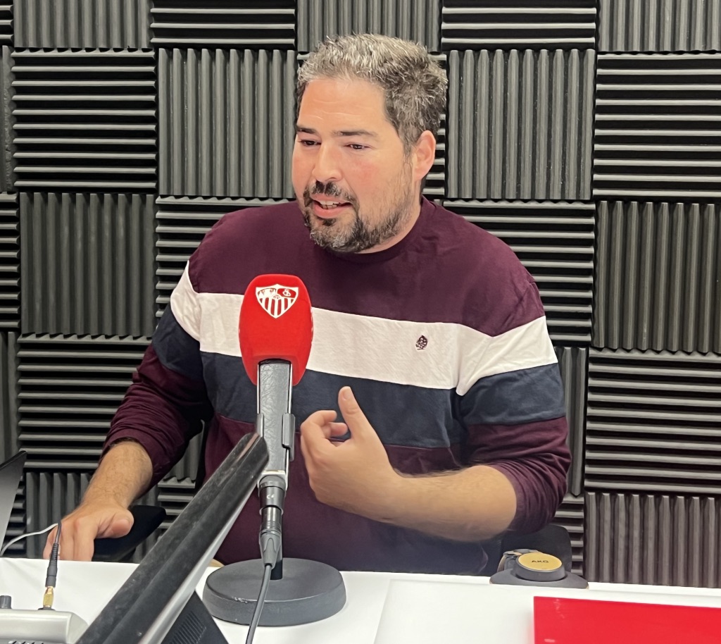 DrPerezBernal's tweet photo. La impresionante historia de Manuel, trasplantado d corazón, en #ContigoSevilla de @SevillaFC. 3 #trasplantes cardíacos en su #familia. Su ejemplar #lucha, #superación y #Esperanza para sobrevivir a una #enfermedad terminal. Homenaje a su #Donante. #ECMO @Crisphi @MariSierraMoren https://t.co/JtfdaoNUIL