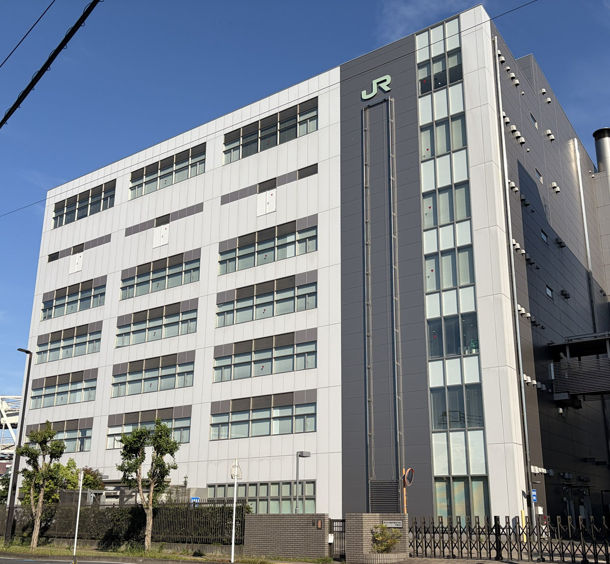 hondo2017's tweet photo. 今月末をもって組織改正により廃止される予定のJR東日本千葉支社
おそらくこの看板はかけ替えられるので見納めですかね
#JR東日本 #千葉支社 #組織改正 https://t.co/JVplYJFCHe
