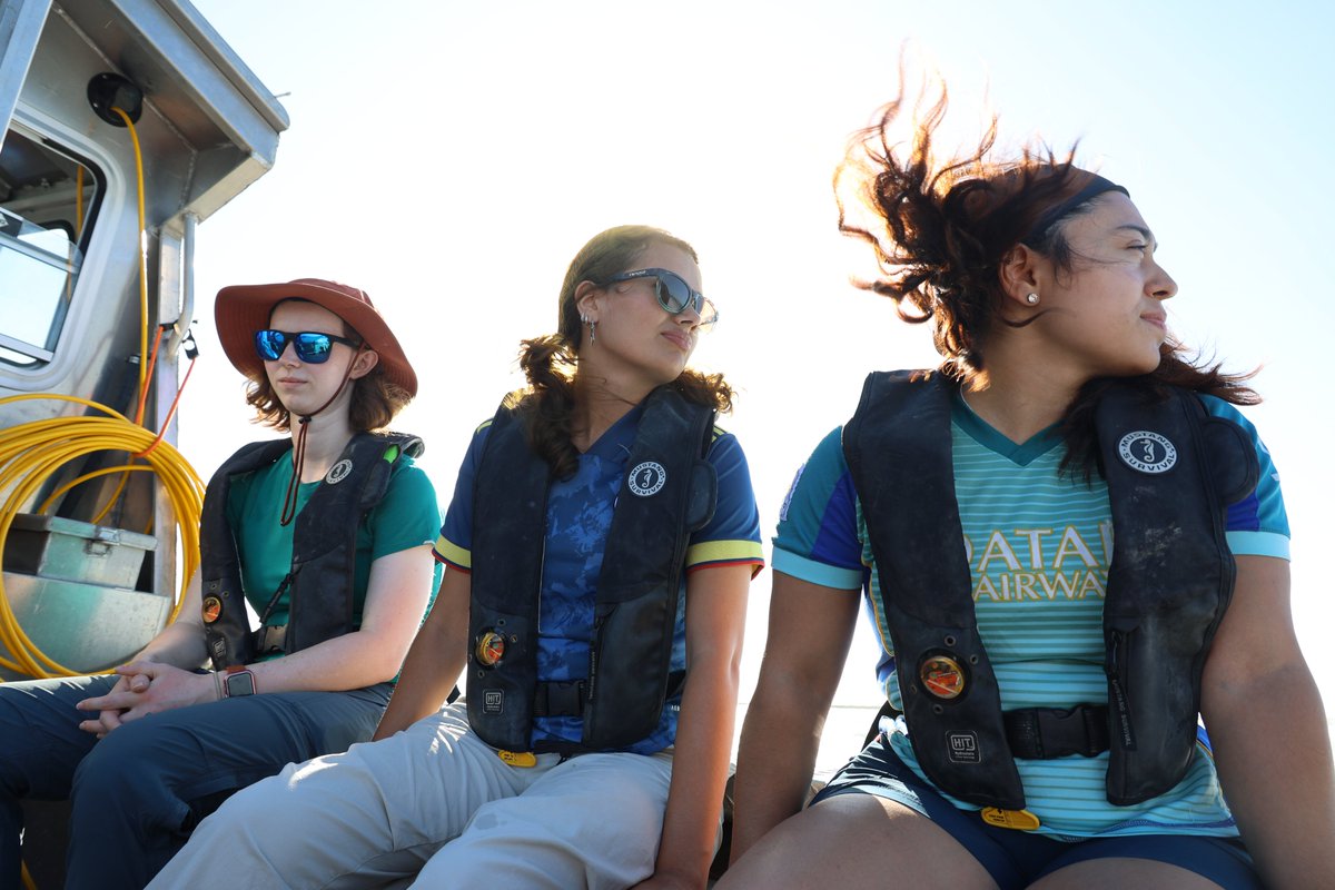 UTGeophysics's tweet photo. Working in teams, students travel to Port Aransas, TX and hop on @UTMSI research vessels to learn sediment coring and analysis and seafloor mapping techniques using streamer seismic reflection, side-scan sonar and multibeam bathymetry. https://t.co/xj7HVmPGcG