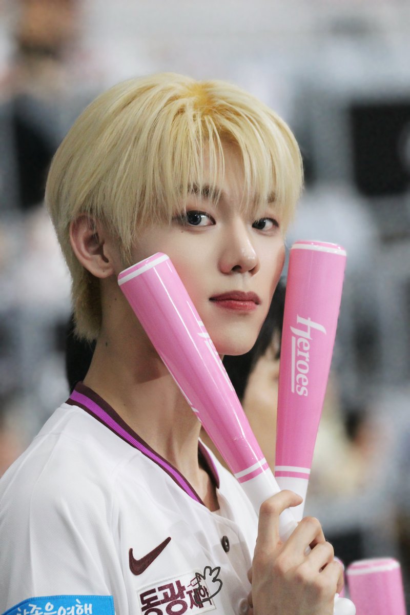 runchan898's tweet photo. RT @KKJH0911: ⚾️

#EVNNE  #이정현 #LEEJEONGHYEON https://t.co/NDXVGcELw6