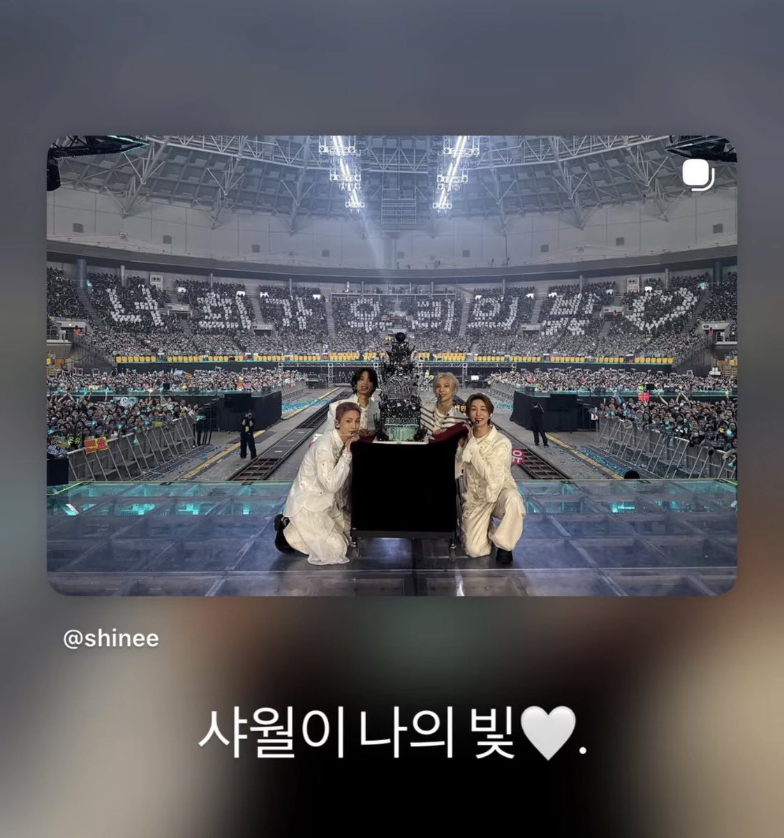 iheartshinee_'s tweet photo. minho “Shawol is my light 🤍.”

#MINHO #민호 https://t.co/YFKUUqDEPc