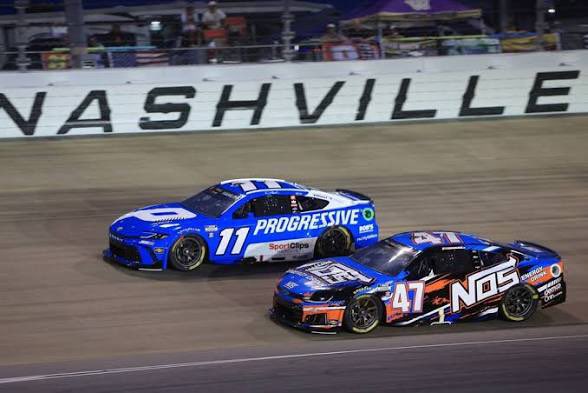 Misterelectrick's tweet photo. Ricky Stenhouse jr earned the 2nd most amount of points yesterday at Nashville with 41, finishing 3rd in stage 2 and finishing 4th overall. The only driver who earned more points was Denny Hamlin with 62. https://t.co/j8zlGLR5PN