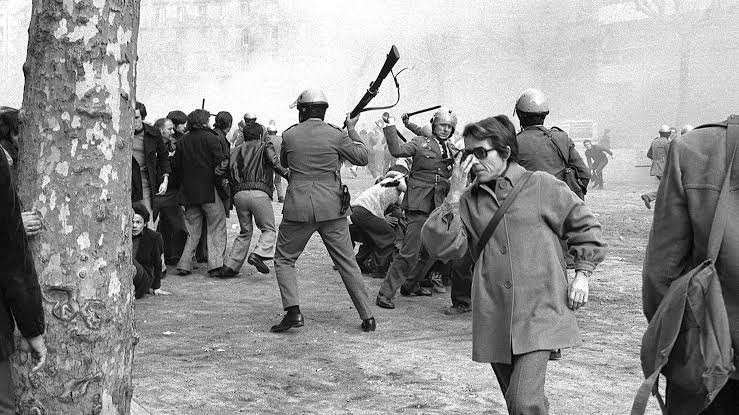 RepublicanosMST's tweet photo. Cuando de una imagen a la otra no se depura a un solo policía, guardia civil, militar o político, no podemos llamarlo transición, ni podemos sorprendernos de los resultados. https://t.co/bCra8t2jPi