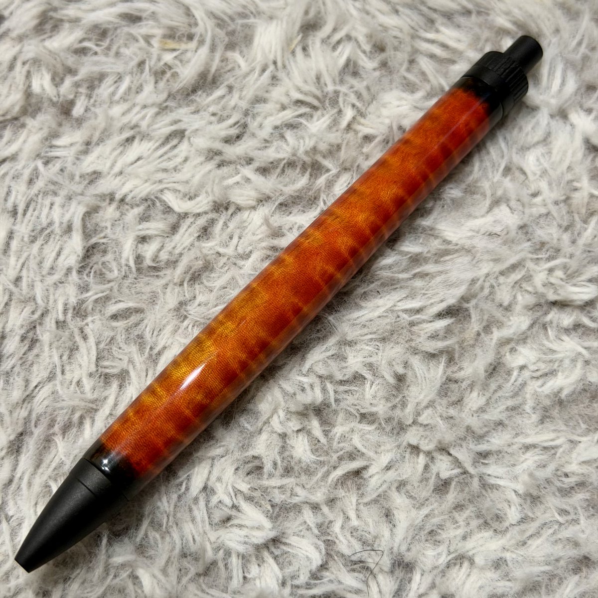 UDP_Raden's tweet photo. オレンジ、黄色、ブラックカラーで塗装したトチのペンです。杢を黄色、その他をオレンジにするのに色々試し完成しました✨メラメラとした杢とベストマッチしています😊 https://t.co/prkLMbBAGK