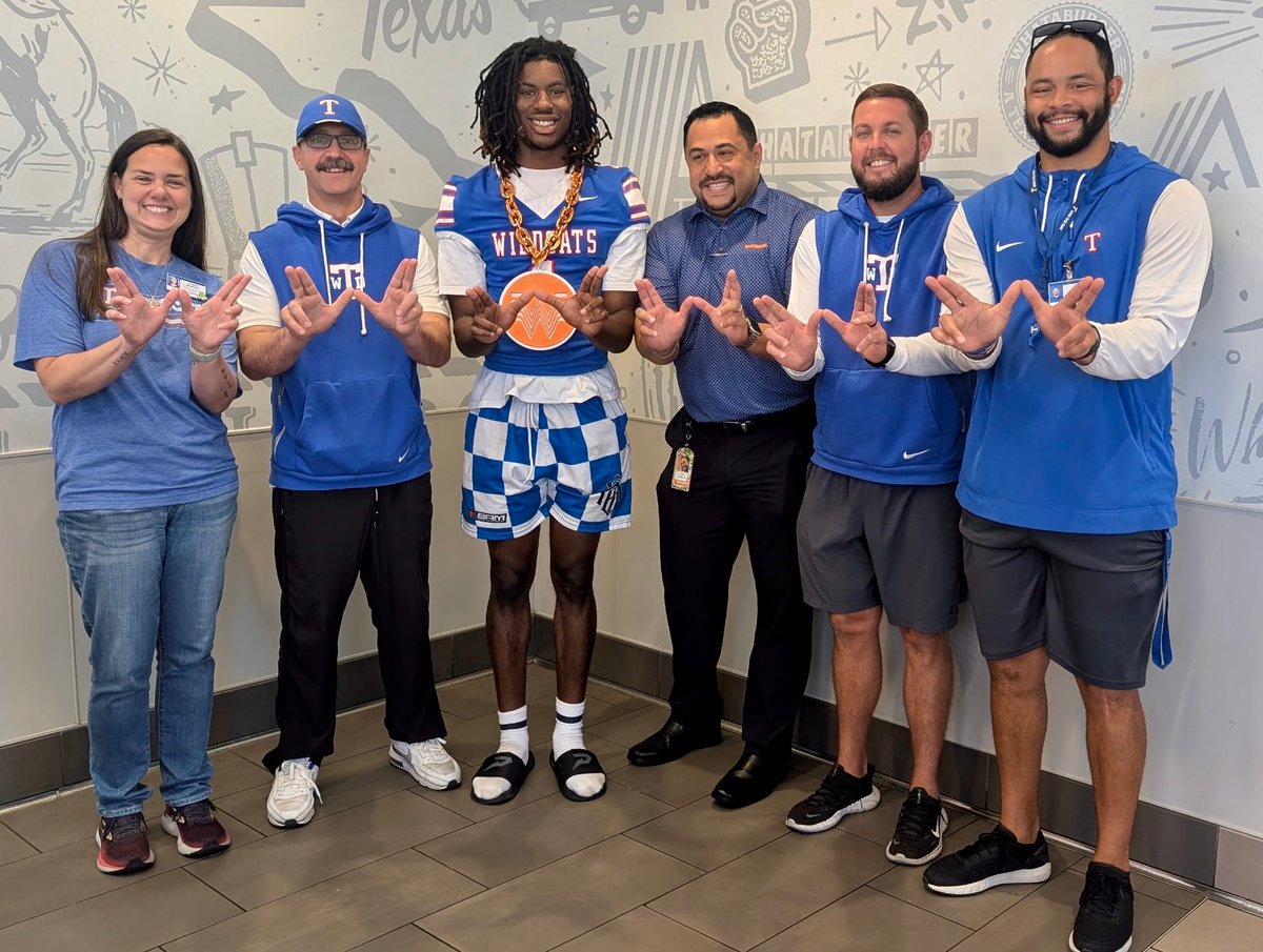 WhataSuperTeam's tweet photo. Congratulations to @TempleFB254 DB @jasonbradford26  on being presented with his @Whataburger Super Team award! Keep working hard!!

@CoachPresident @TempleISD @SchoolTemple @dctf | #WhataSuperTeam | #txhsfb | #dctf https://t.co/MeKn8vzBwB