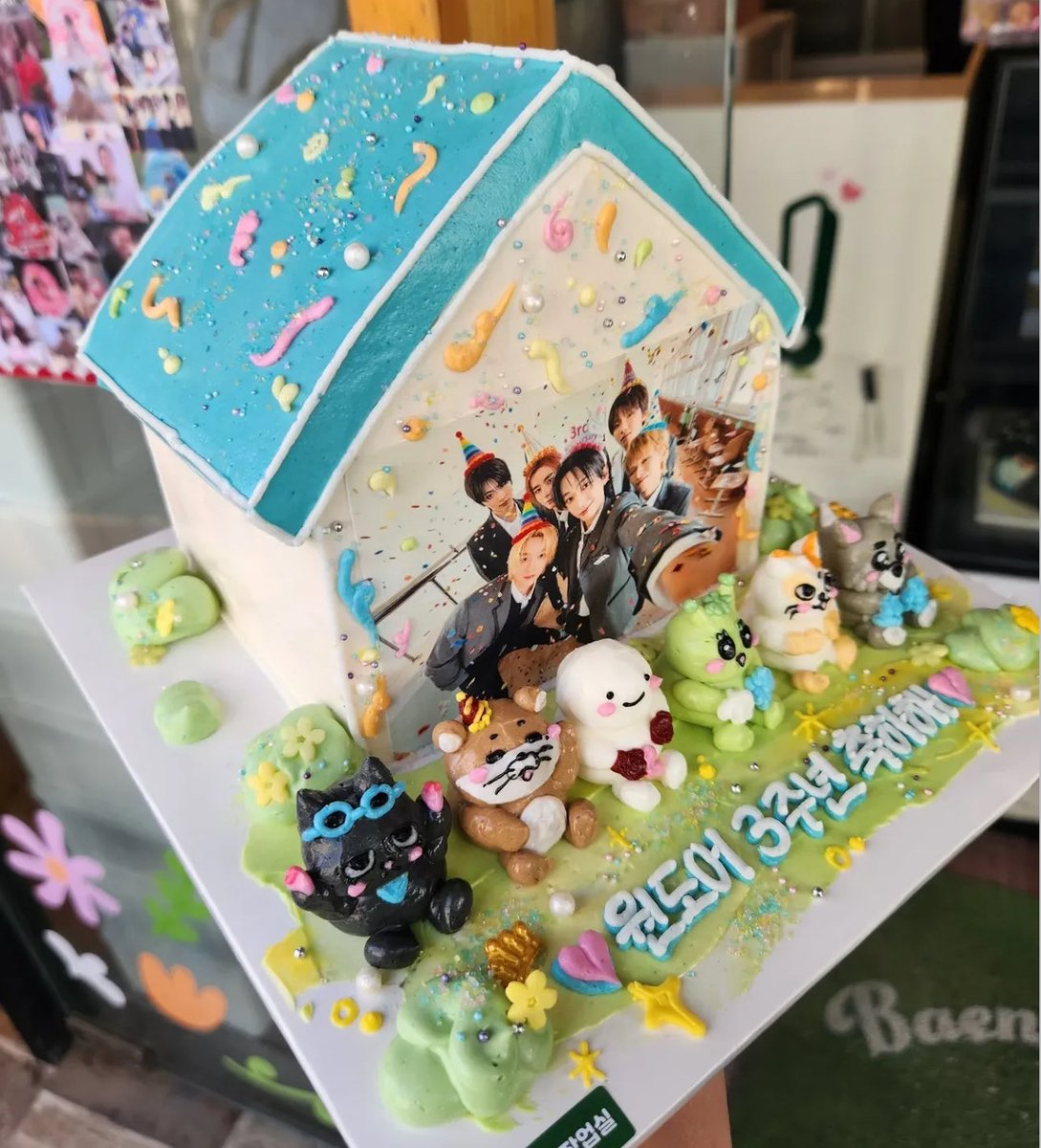 ttui_810's tweet photo. 데뷔 3주년 케이크 상세샷 떴다!-! https://t.co/J7635SGttZ