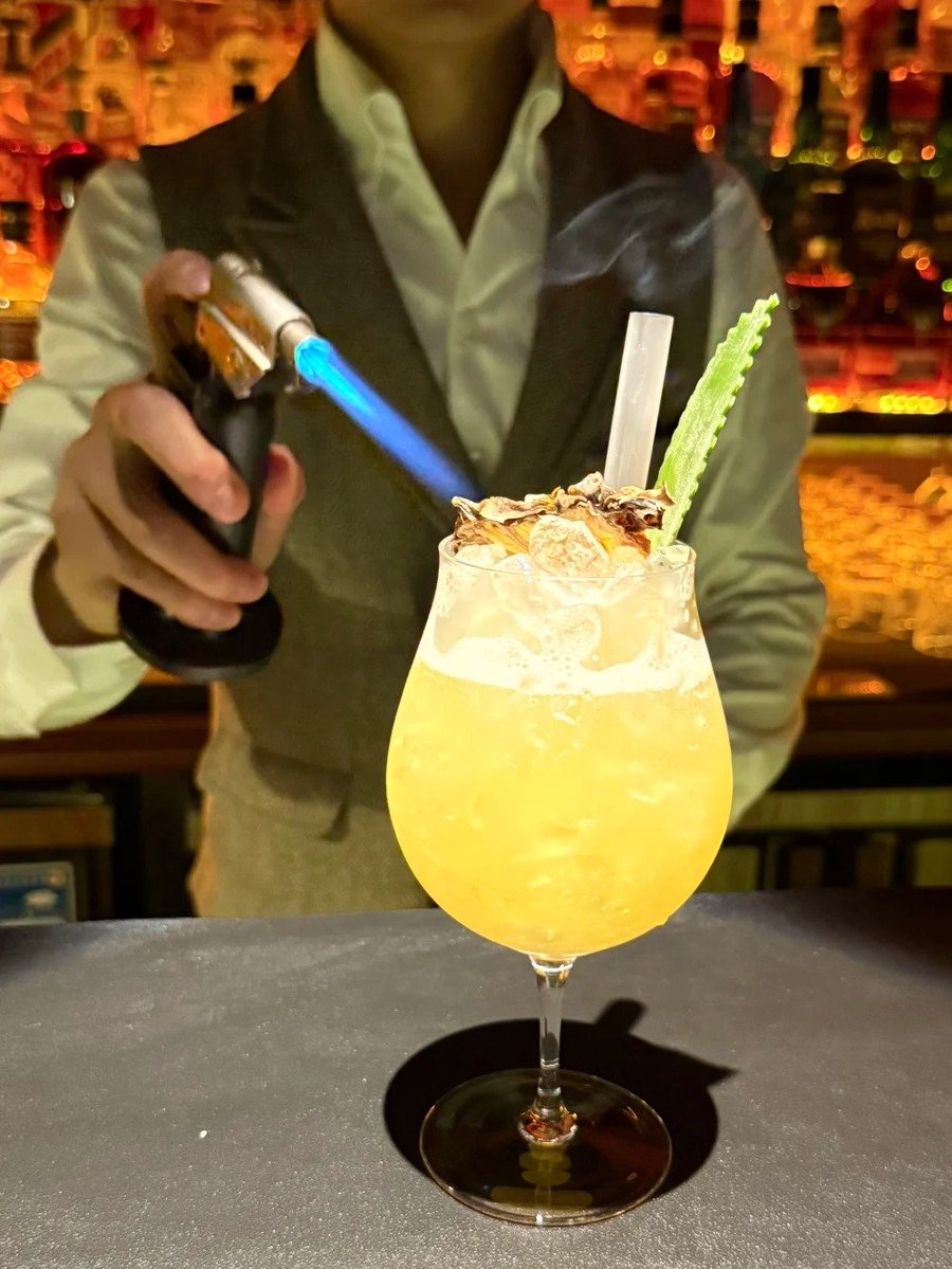 AlokKumLin's tweet photo. 炎がシロップにかかる瞬間、香りが一気に広がった。
最初の一口を軽く味わうと、特別に甘くて、生活の苦さを覆い隠してくれた。 https://t.co/iFAdJWFEXI