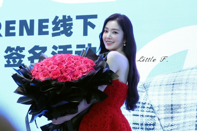 reneithebae's tweet photo. Wearing my roots, red, as I met my precious Luvies at the fansign! The thing I loved most besides our interactions was how so many of you handed me the cutest ornaments to try on 🥺 And look at how big this flower bouquet is 💐🤍 https://t.co/fBdhiCgd7D