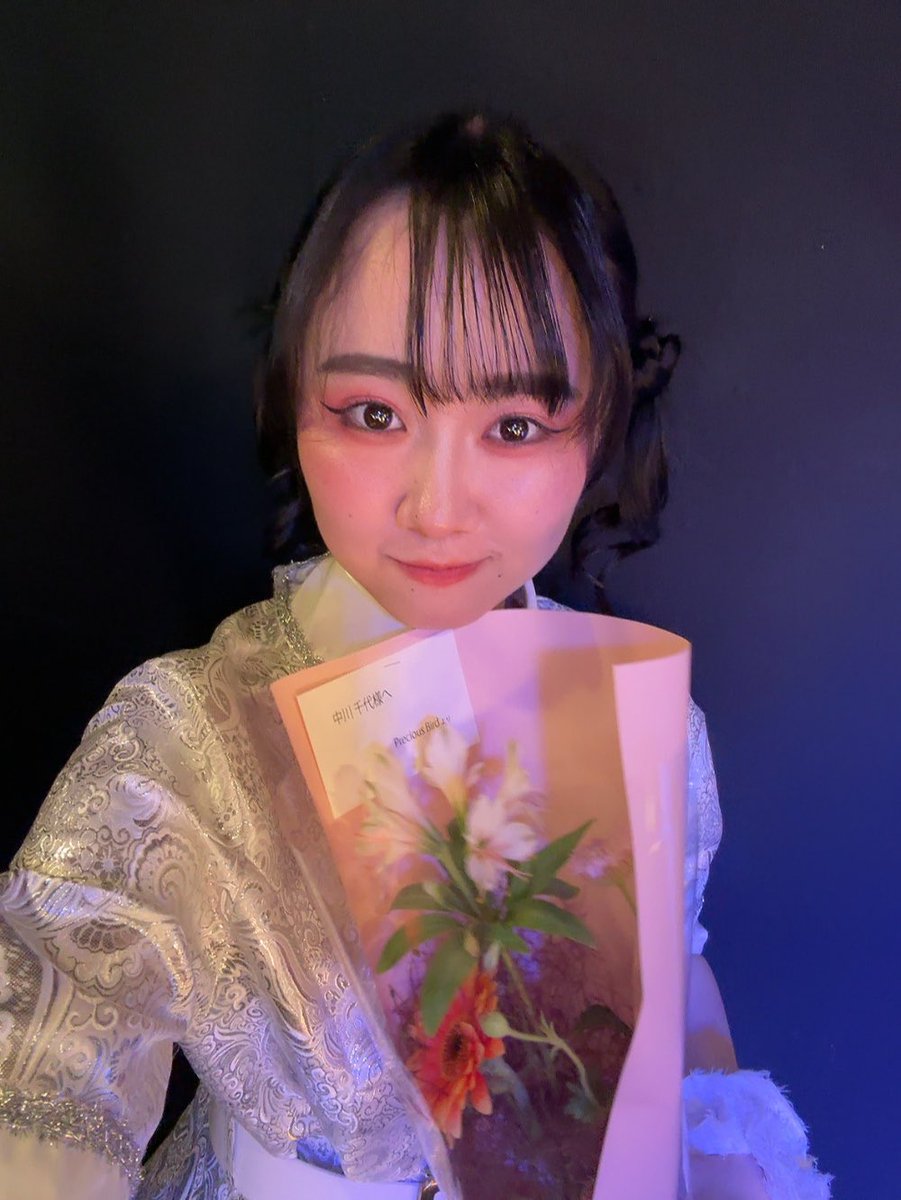 1004start's tweet photo. Festival de minuitにて、中川宛に素敵な差し入れをたくさんいただきました😭

皆様ありがとうございます😭
美味しいお菓子🍪に、素敵なお花🌸などとっても嬉しいものだらけです。
来ていただけるだけでありがたいのに、たくさんのお心遣いまでありがとうございます！大切にしますᴗ  ̫ ᴗ

傷あさメンバーでお花と📷💭 ̖́-
#みにゅフェス