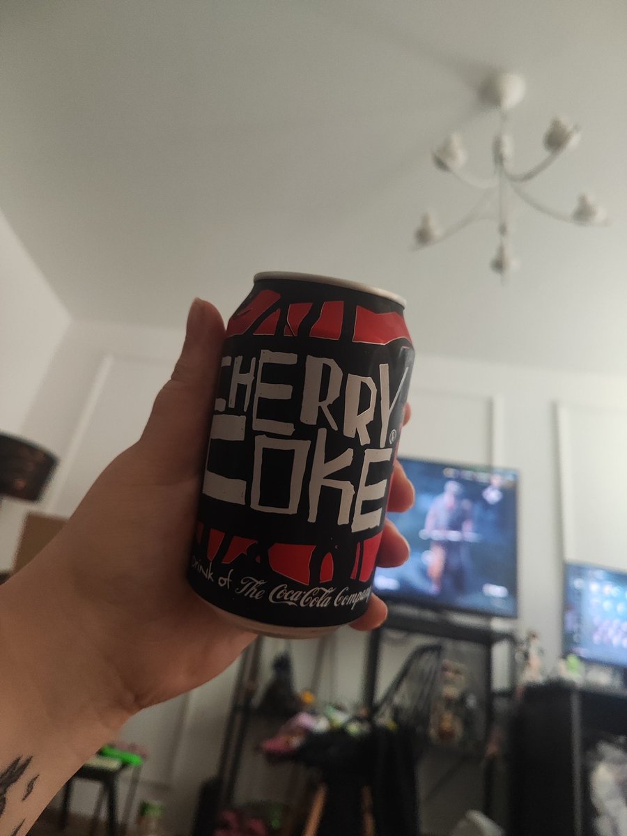 StarLuense's tweet photo. Ta cola jest 1000 razy lepsza w starej puszce (to jest dalej ten sam napój, ale  mi się milej kojarzy xD) https://t.co/DBwJ836F7b