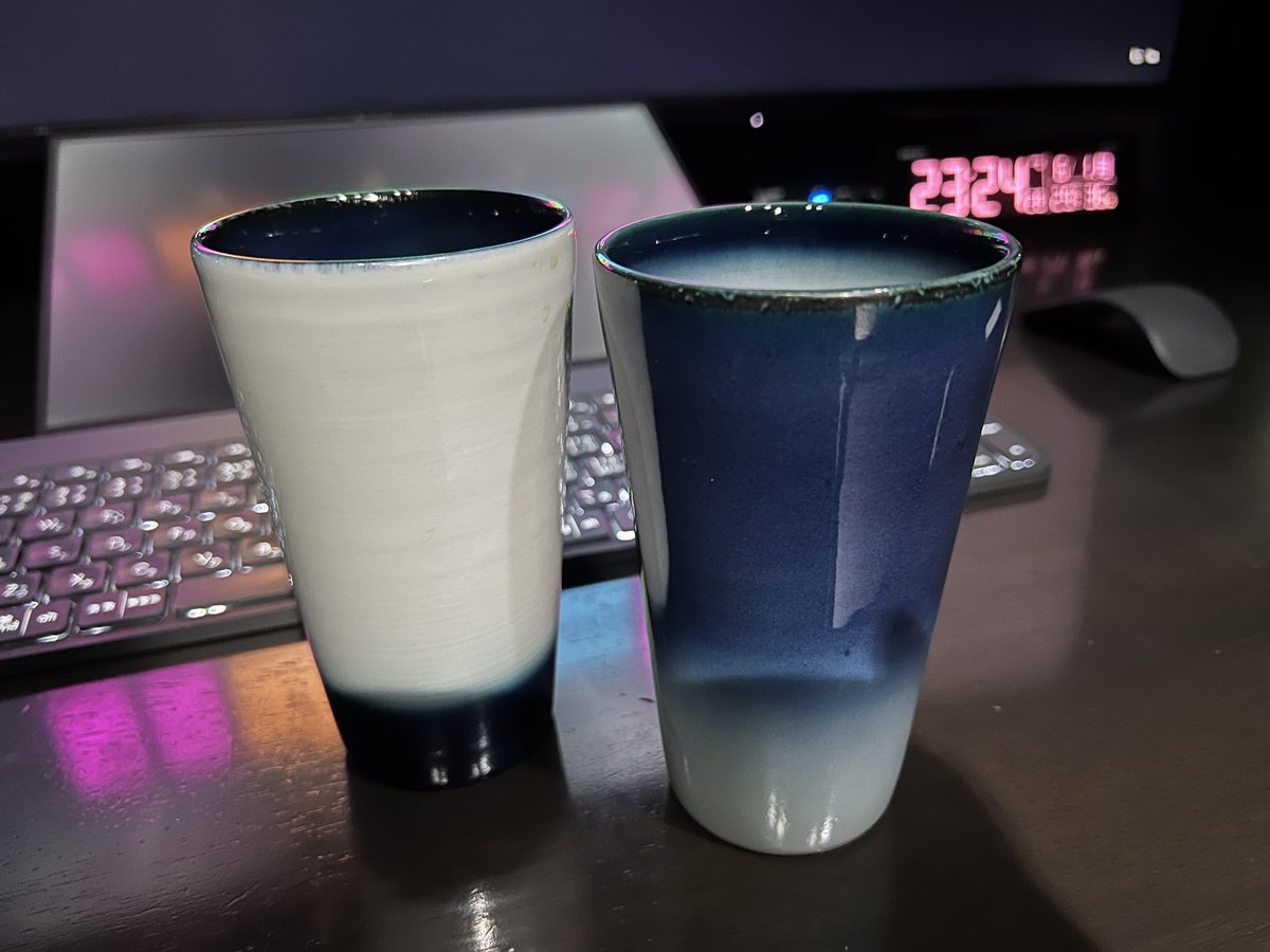 webdirection's tweet photo. 愛媛では、お気に入りの砥部焼の窯元「ヨシュア工房」で、仕事のお供（ミルクティー）用のフリーカップを購入。

どっちにするか悩んだあげく、どちらも購入。

5年前の蕎麦猪口からスタートし、湯呑み、大皿、小皿、コーヒーカップなど、ちょっとずつ揃えていく趣味を満喫。 https://t.co/DShfa9XQP1