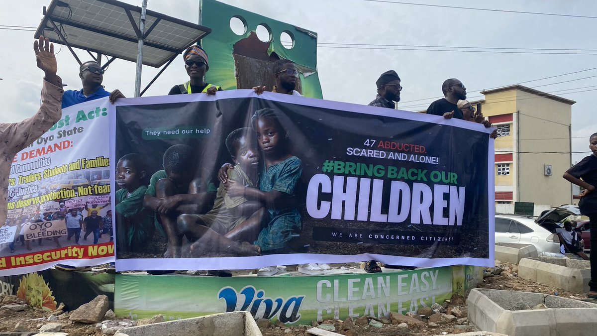 powerfulbadeeu's tweet photo. The rain started &amp; ended on our heads, and that’s despite hiding somewhere safe, yet, I’m still as cold asf. What’s the faith of the abducted pupils &amp; Teachers in Oriire under the sun &amp; in the rain for 18 days 😭

#RescueOriire https://t.co/evHgdqBslu
