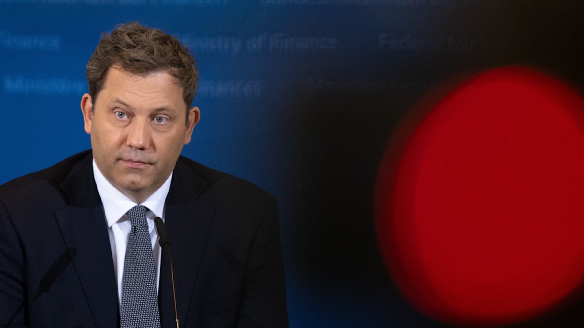 welt's tweet photo. SPD stürzt in Umfrage auf Rekordtief – FDP erreicht wieder fünf Prozent https://t.co/DMwSuKto0I https://t.co/fo7SQwL4s4