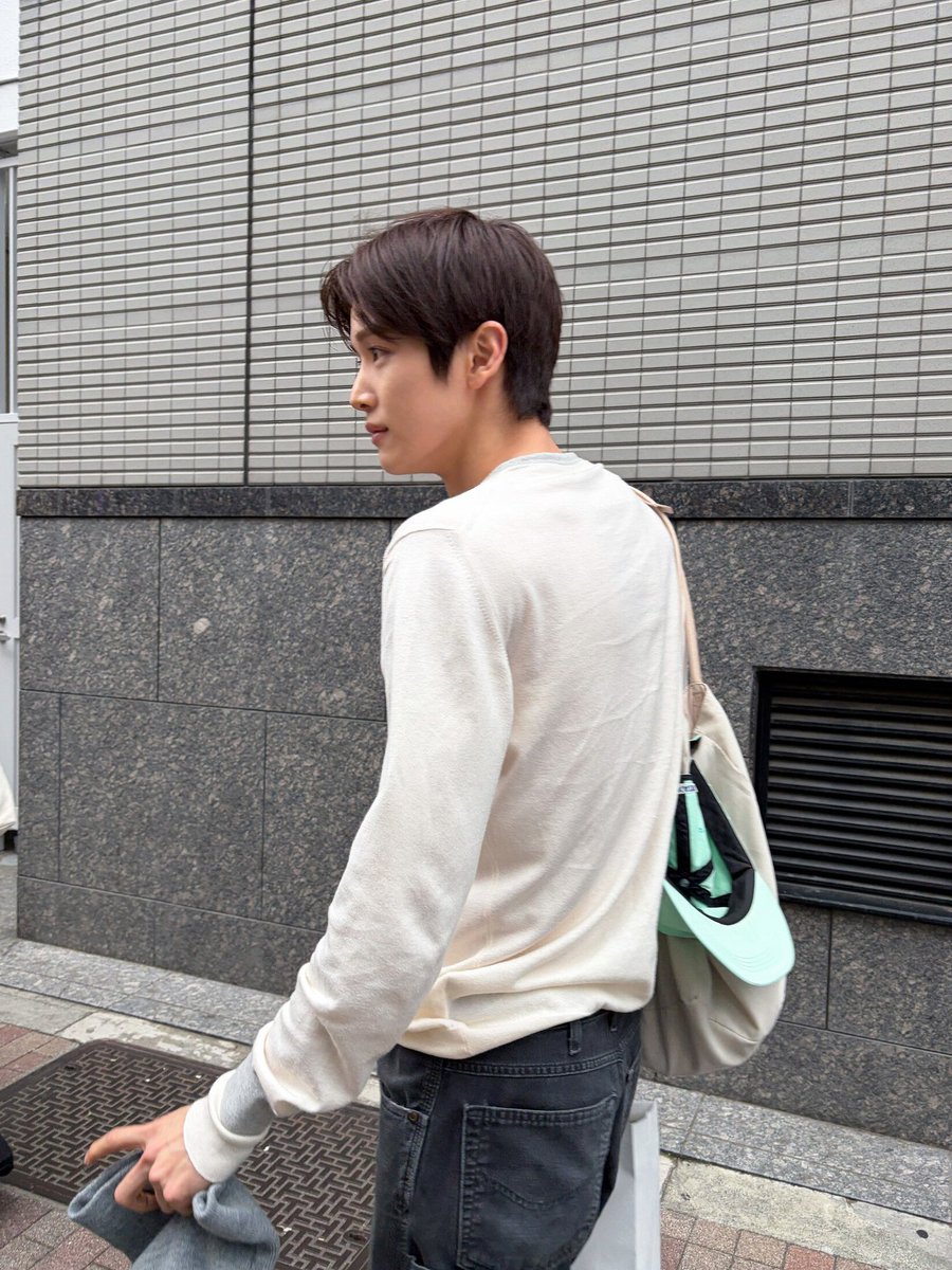 bbiona13's tweet photo. 그냥 저 인형 보자마자
희주 생각이 먼저 났고
희주가 좋아할 것 같아서
생각 없이 사버린 거일 듯
그래서 성찭이는 다시 희주 뒤를 따라 걸었겠지
한 손으로는 쇼핑백 들고
머릿속에는 어떻게 주면 화 풀려나..
그 생각만 하면서 희주 계속 빤히 볼 듯 https://t.co/jWT4EdbGig