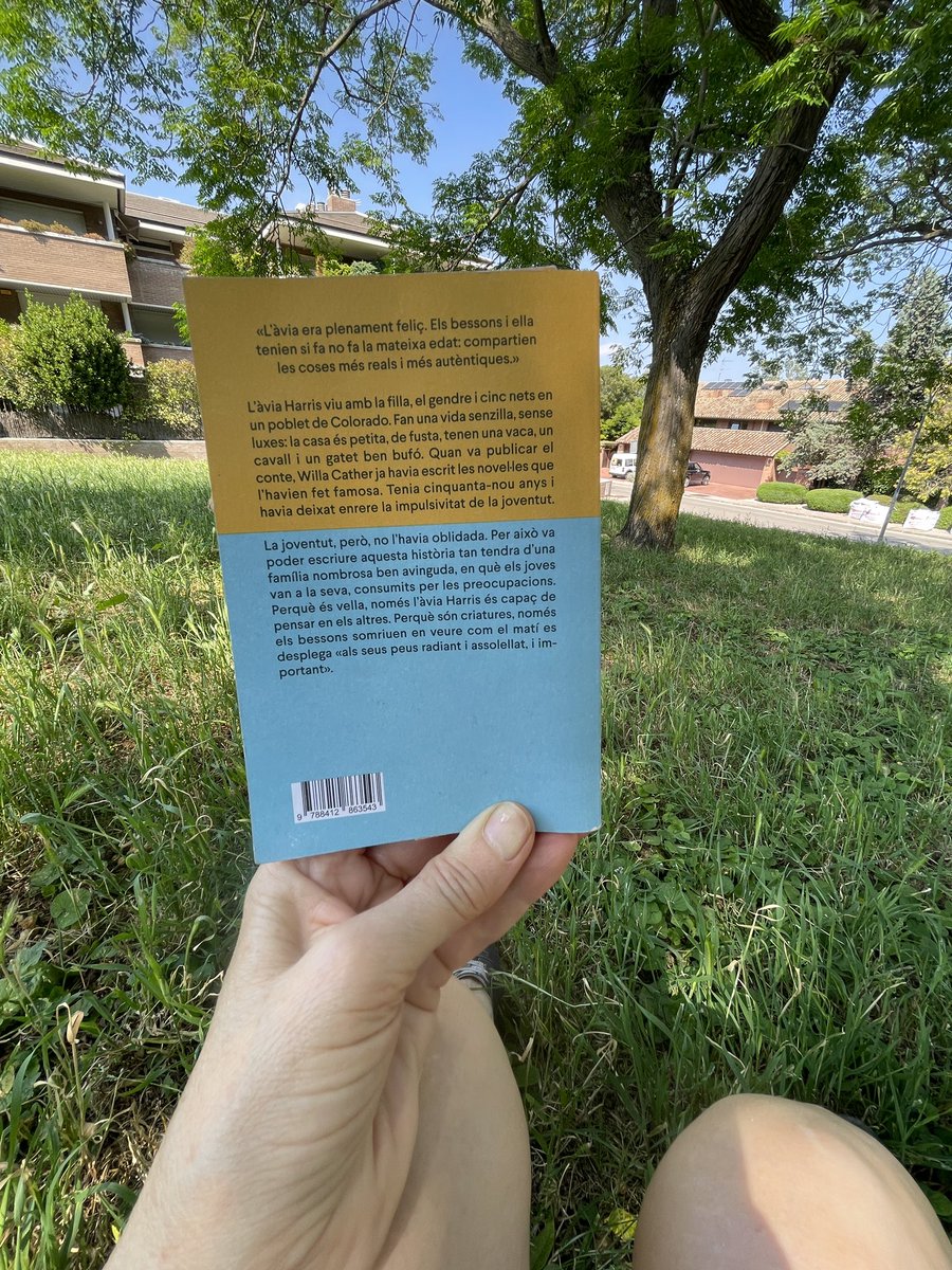 MaiteBaratech's tweet photo. 📚’L’àvia Harris’, de Willa Cather a @CalCarre 
“… quan una dona era viuda i tenia filles casades, ella mateixa es tenia x una dona gran i es posava vestits negres de faldilles frunzides (…) i prenia les regnes de la casa.Acceptava aquesta posició sense protestar,quasi agraïda” https://t.co/NBf0LL6QIh