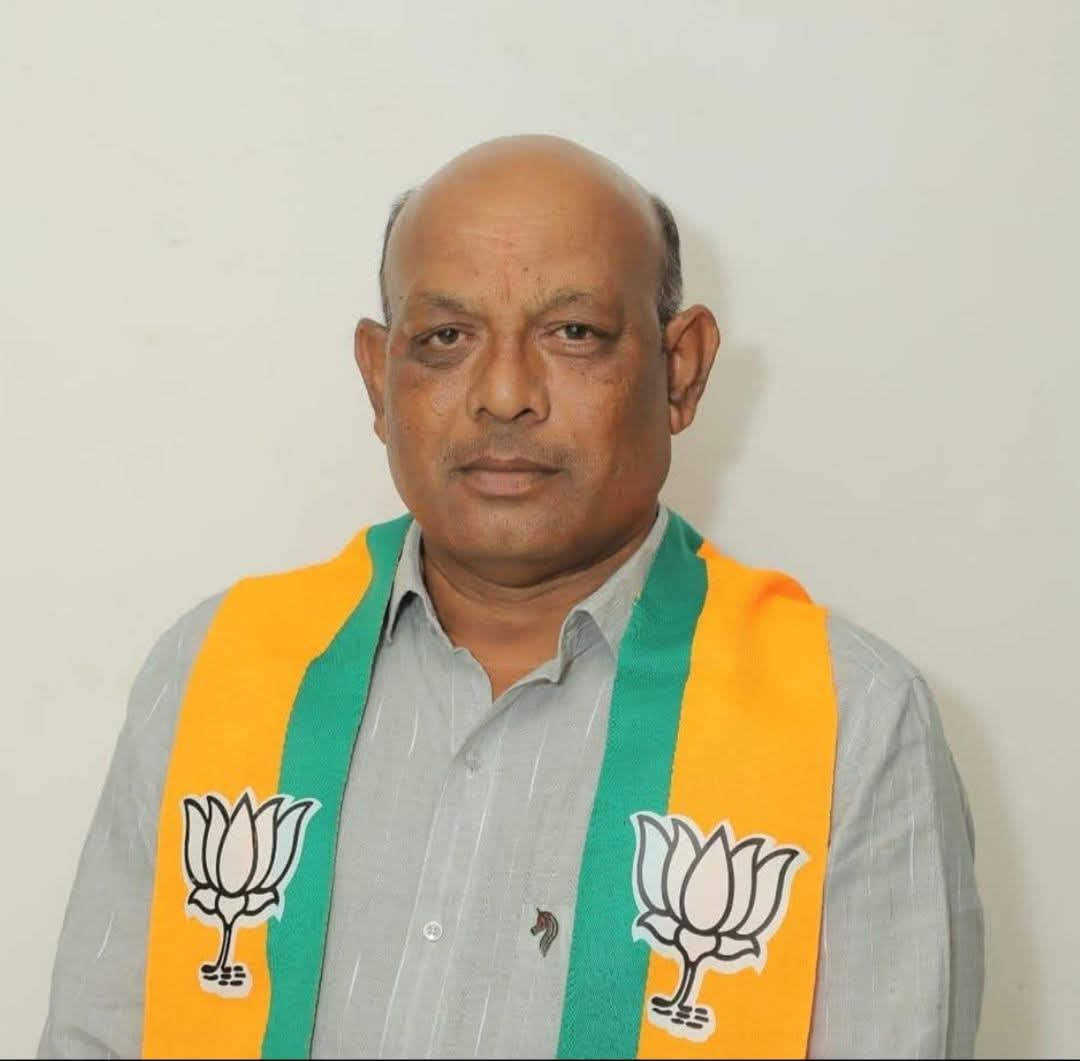 rajeshchudasma's tweet photo. અમરેલી લોકસભાના લોકપ્રિય સાંસદશ્રી ભરતભાઇ સુતરિયા જીને જન્મદિવસની ખૂબ ખૂબ શુભેચ્છાઓ. 
સોમનાથ મહાદેવ સદાય આપને ઉત્તમ સ્વાસ્થ્ય અને દીર્ઘાયુ જીવન પ્રદાન કરે એવી પ્રાર્થના. https://t.co/1GsQShT0ie