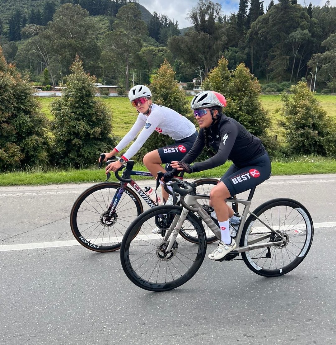 TeamBestPC's tweet photo. 🚨 ¡Atención, Colombia! 🚨

Nuestras guerreras ya están rodando en tierras cafeteras… y no fueron solo a conocer paisajes… 😏🚴‍♀️

¡Que se escuchen esos pedales hasta Ecuador! 💪🇪🇨

#SomosUnaFamilia https://t.co/zuDDlwLf5g