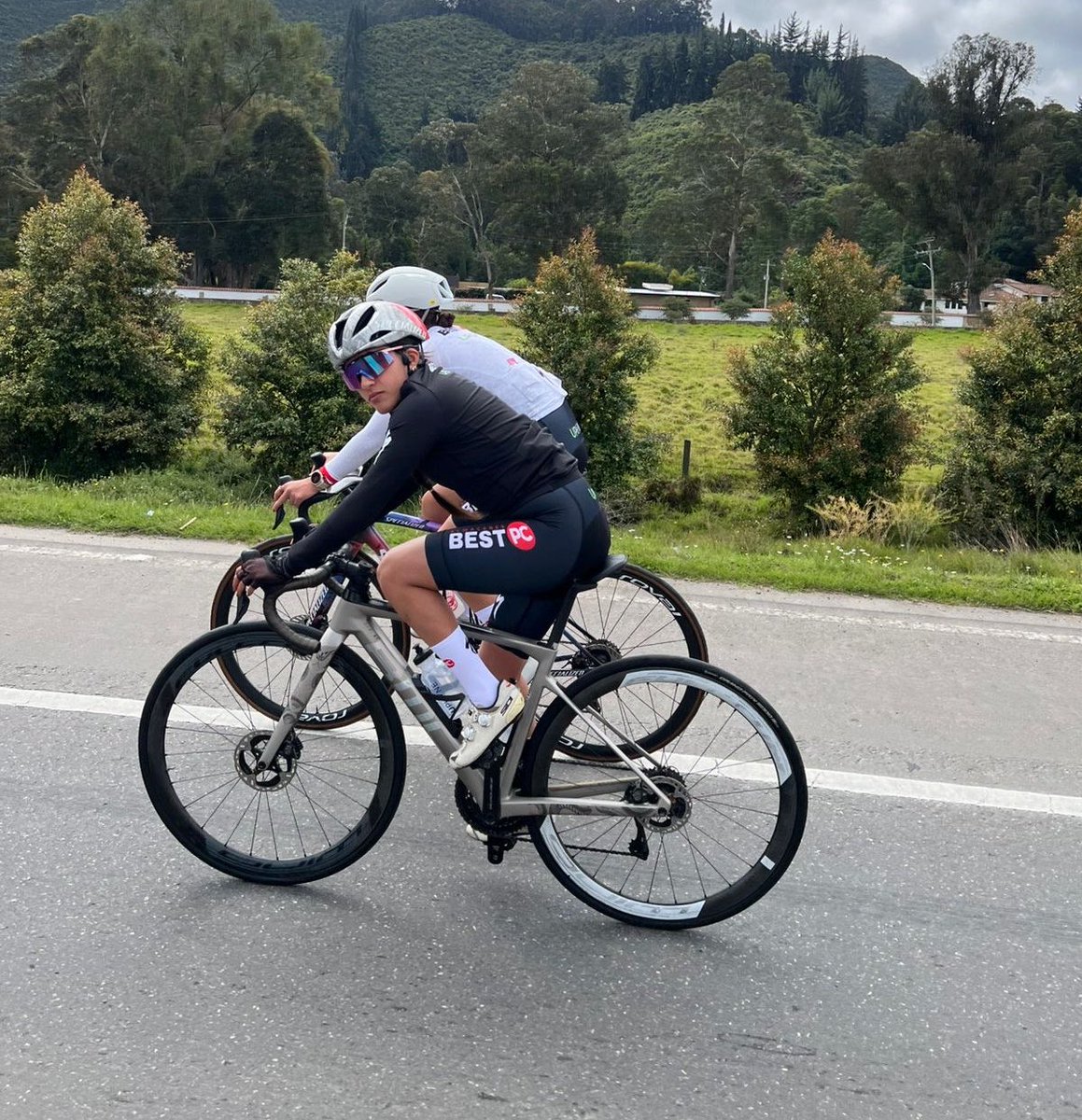 TeamBestPC's tweet photo. 🚨 ¡Atención, Colombia! 🚨

Nuestras guerreras ya están rodando en tierras cafeteras… y no fueron solo a conocer paisajes… 😏🚴‍♀️

¡Que se escuchen esos pedales hasta Ecuador! 💪🇪🇨

#SomosUnaFamilia https://t.co/zuDDlwLf5g