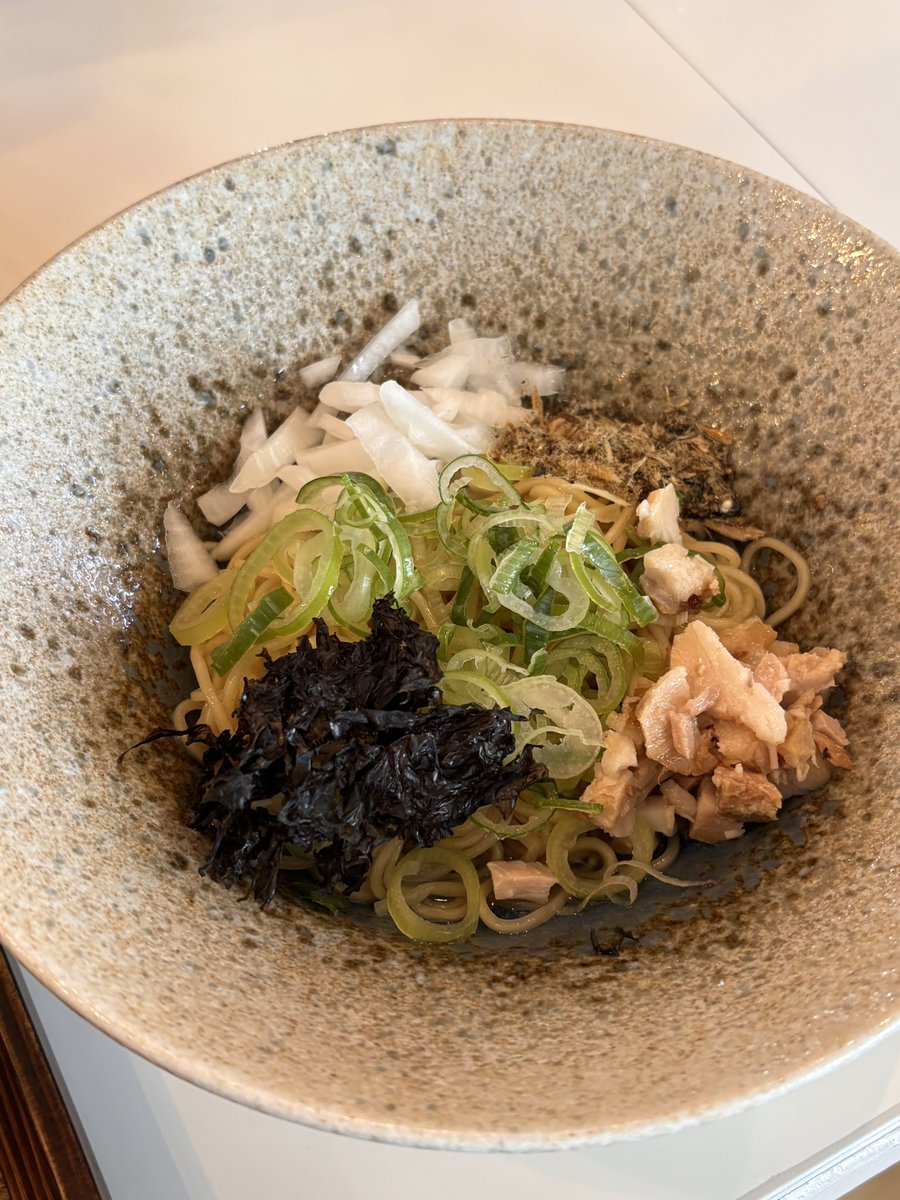 IZMD22's tweet photo. 職場近くにオープンした
RAMENSTAND太田店さん

味玉昆布水つけ麺（塩）
さっぱり昆布水にし��かり濃いめのつけ汁
中細の麺はスルスル食べられてあっという間に完食
並盛りだと物足りなかったので和え玉追加
こちらも美味しい

熊谷の2店舗は何度が伺ってますが、太田店も接客の良さは健在でした https://t.co/9Gms1hSV8e