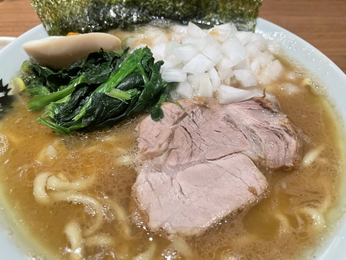 R_Mrun's tweet photo. 行きつけのラーメン屋さん
味玉頼むとサイレントでさらに半分サービスしてくれる

普通に嬉しい https://t.co/peMIC1Jpco