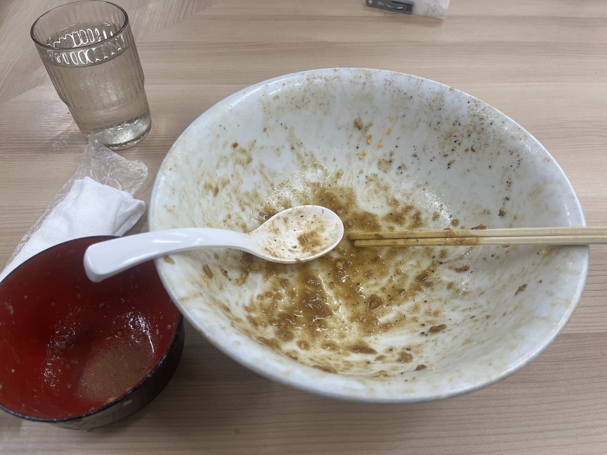 forever_mana104's tweet photo. おもしろい方へ 野崎

汁なし600g
ニンニク少なめチーズ生卵

超久々にけんおーさんが麺場でした！
今日のオーダーは軽く500gだったのですが……今日のホールのメンツは甘えた麺量は許してくれませんでした(笑)端豚が噛むとジュワッとアブラが口の中に広がり、噛まずに溶けるような神豚で最高でした✌️ https://t.co/LM5vwSU1kw