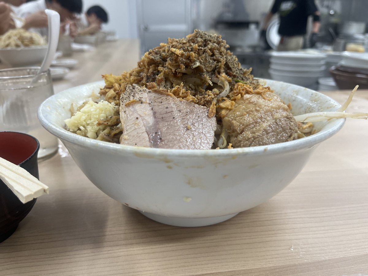 forever_mana104's tweet photo. おもしろい方へ 野崎

汁なし600g
ニンニク少なめチーズ生卵

超久々にけんおーさんが麺場でした！
今日のオーダーは軽く500gだったのですが……今日のホールのメンツは甘えた麺量は許してくれませんでした(笑)端豚が噛むとジュワッとアブラが口の中に広がり、噛まずに溶けるような神豚で最高でした✌️ https://t.co/LM5vwSU1kw