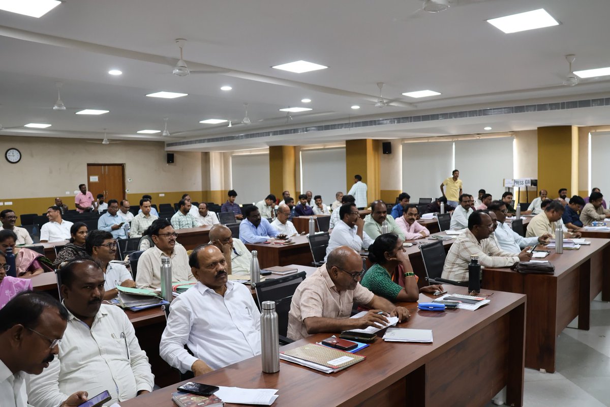 Collector_NML's tweet photo. ✅️ ప్రజావాణి దరఖాస్తులను వెంటనే పరిష్కరించాలని జిల్లా కలెక్టర్ భవేశ్ మిశ్రా సంబంధిత అధికారులను ఆదేశించారు.

✅️ సోమవారం కలెక్టరేట్ సమావేశ మందిరంలో నిర్వహించిన ప్రజావాణి కార్యక్రమంలో జిల్లా కలెక్టర్ పాల్గొన్నారు. ఈ సందర్భంగా ప్రజల నుంచి వచ్చిన ఫిర్యాదులను ఆయన స్వయంగా స్వీకరించి, వాటి పరిష్కారంపై శాఖల వారీగా సమీక్ష నిర్వహించారు. ప్రజావాణిలో నమోదు అయ్యే ప్రతి దరఖాస్తును నిర్దిష్ట కాలపరిమితిలో తప్పనిసరిగా పరిష్కరించాలని అధికారులకు స్పష్టం చేశారు.

✅️ ఈ కార్యక్రమంలో అదనపు కలెక్టర్లు బి. వెంకటేశ్వర్లు, కిషోర్ కుమార్, జిల్లా రెవెన్యూ అధికారి రాథోడ్ రమేష్, ఎస్‌డీసీ జల కుమారి, వివిధ శాఖల అధికారులు, సిబ్బంది తదితరులు పాల్గొన్నారు.

@TelanganaCMO
@Bhatti_Mallu
@revanth_anumula 
@jupallyk_rao 
@UttamINC
@INC_Ponguleti 
@OffDSB 
@DamodarCilarapu
@KomatireddyKVR
@Ponnam_INC 
@Tummala_INC 
@VivekVenkatswam
@TummalaOfficial 
@seethakkaMLA
@meeseethakka
@iamkondasurekha 
@minister_adluri 
@SrihariVakiti
@TelanganaCS
@bhaveshmishra01
@IPRTelangana
@CPRO_TGCM
@IASassociation
@IasTelangana
@DCsofIndia
@airnewsalerts
@DDNewslive
@PIB_India
@PIBHindi
@PTI_News
@MIB_India
@ddyadagirinews
@ANI
@PIBHyderabad