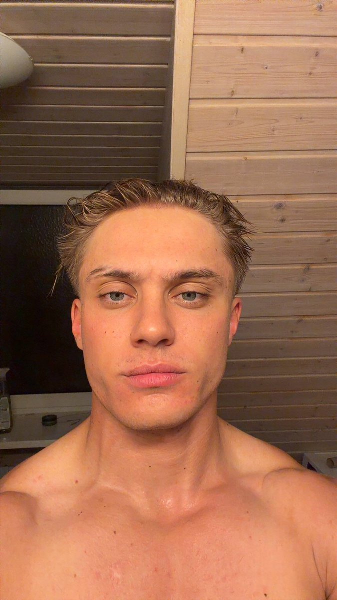AlphaGodSandro's tweet photo. There are so many ways in which I am superior to you. Here’s two. 😂 https://t.co/Z65QVPxbqT