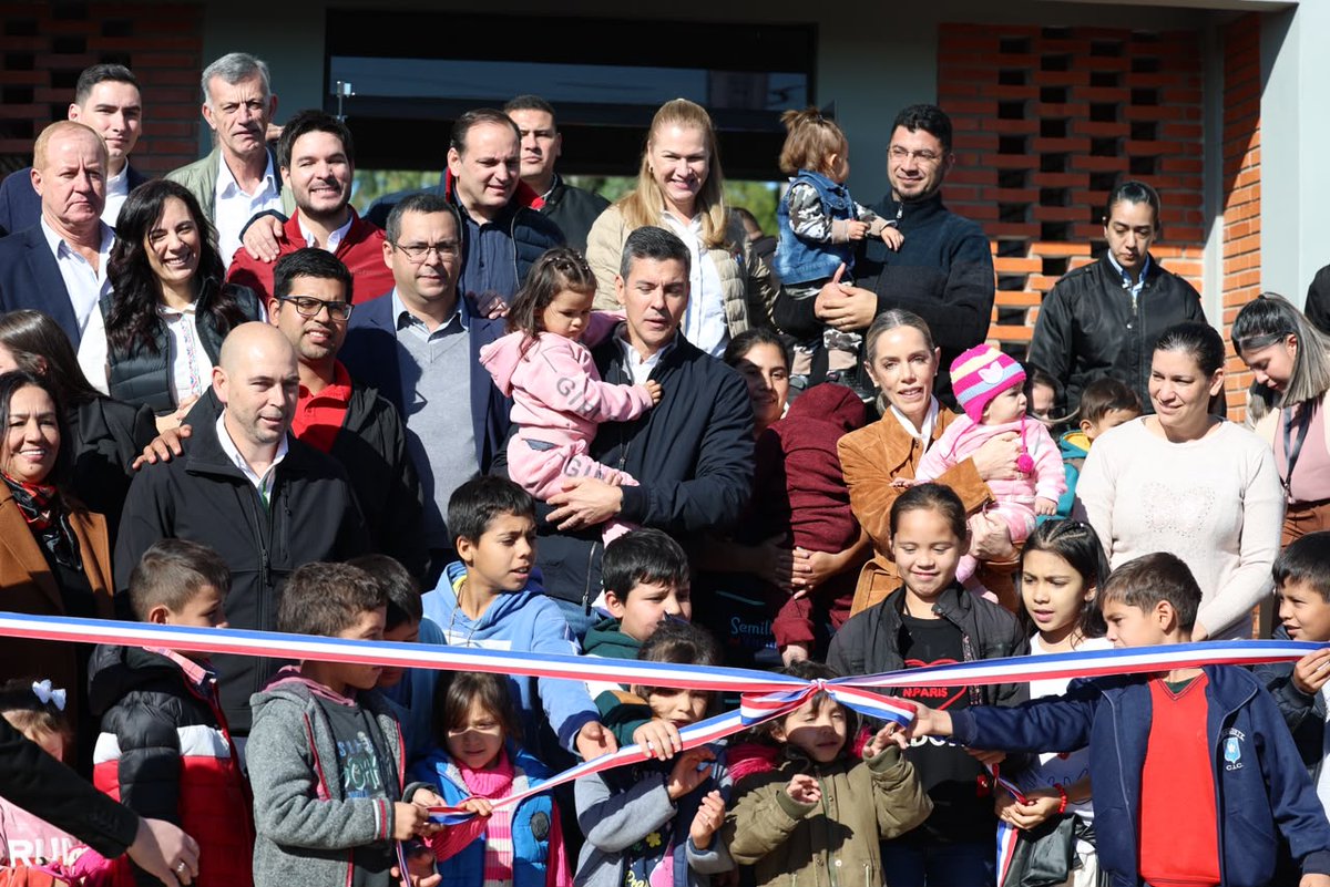 clacent's tweet photo. Junto al Pdte. @SantiPenap inauguramos el 4to. Centro de Atención a la Primera Infancia! Feliz de compartir con las familias de Cambyretá, Itapúa, la habilitación de este CAIPI. Aquí, los niños tendrán un espacio seguro, juegos, alimentación y el cuidado que ellos se merecen ✨️ https://t.co/XR5WBiDSmd