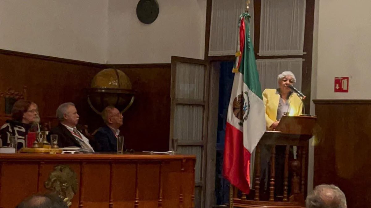 JorgeOlveraG's tweet photo. Con gran alegría felicito a la Dra. Onoria Céspedes Argote por este merecido reconocimiento. La Medalla Benito Juárez honra una trayectoria dedicada al estudio, la enseñanza y la difusión de nuestra historia común. 🏅
#Cuba #OnoriaCespedes #MedallaBenitoJuarez https://t.co/nU04nv3tHM